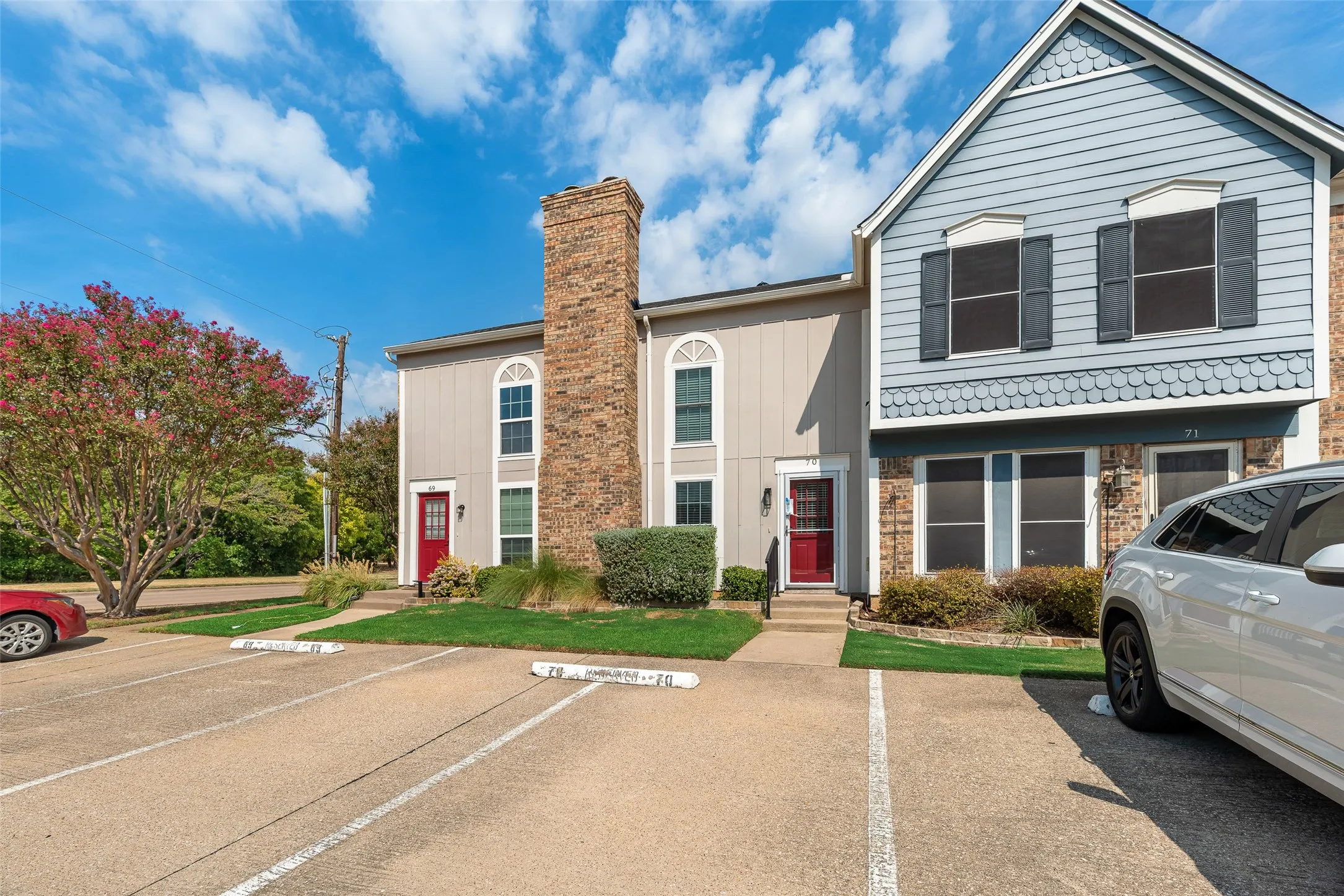Townhouse For Sale in Tarrant County , 70 Winchester Drive, Euless, Texas 76039, 1 Bedroom, 2 Bathroom, Garage spaces, 832 Sqft, built in 1983, mls#21401429, Real Estate Agent in Euless, Homes For Sale in Tarrant county, Homes For Sale in Euless, Realtor in Euless Texas, Real Estate Brokerage Independent Realty Texas, Luminita Cordes Realtor