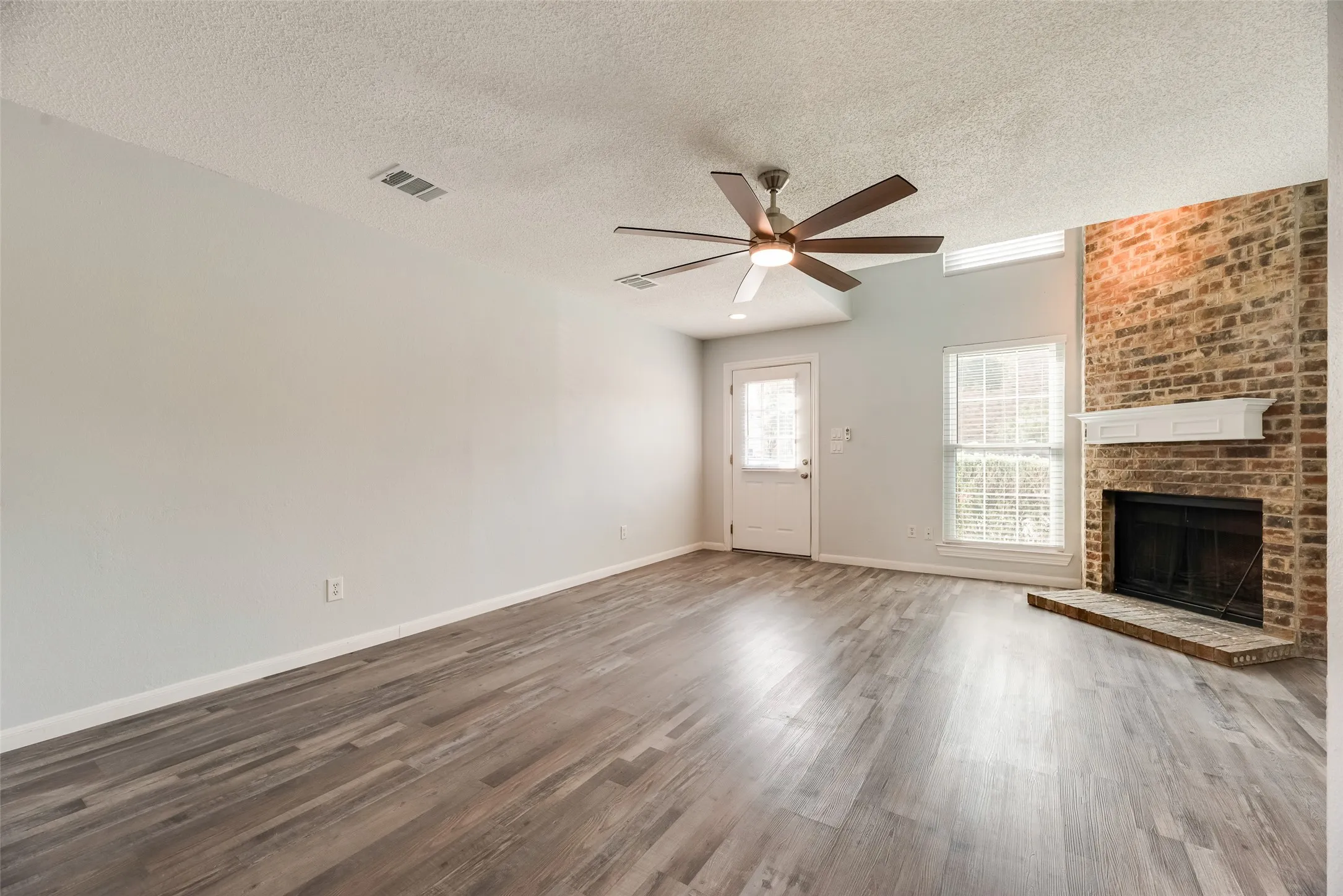 Townhouse For Sale in Tarrant County , 70 Winchester Drive, Euless, Texas 76039, 1 Bedroom, 2 Bathroom, Garage spaces, 832 Sqft, built in 1983, mls#21401429, Real Estate Agent in Euless, Homes For Sale in Tarrant county, Homes For Sale in Euless, Realtor in Euless Texas, Real Estate Brokerage Independent Realty Texas, Luminita Cordes Realtor
