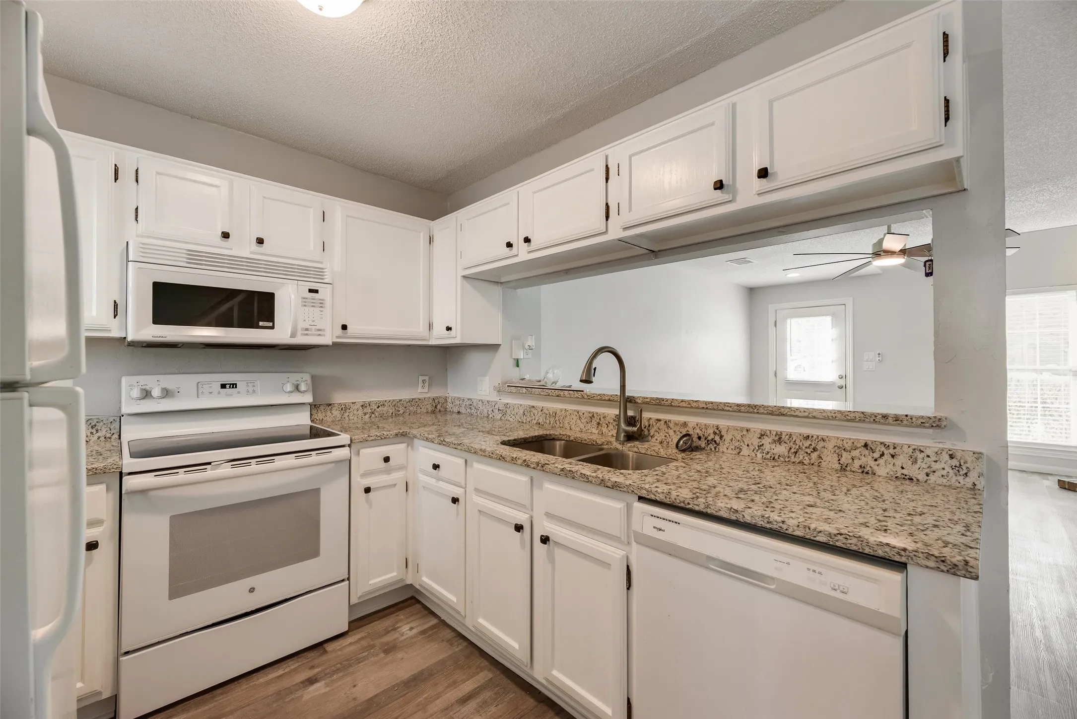 Townhouse For Sale in Tarrant County , 70 Winchester Drive, Euless, Texas 76039, 1 Bedroom, 2 Bathroom, Garage spaces, 832 Sqft, built in 1983, mls#21401429, Real Estate Agent in Euless, Homes For Sale in Tarrant county, Homes For Sale in Euless, Realtor in Euless Texas, Real Estate Brokerage Independent Realty Texas, Luminita Cordes Realtor