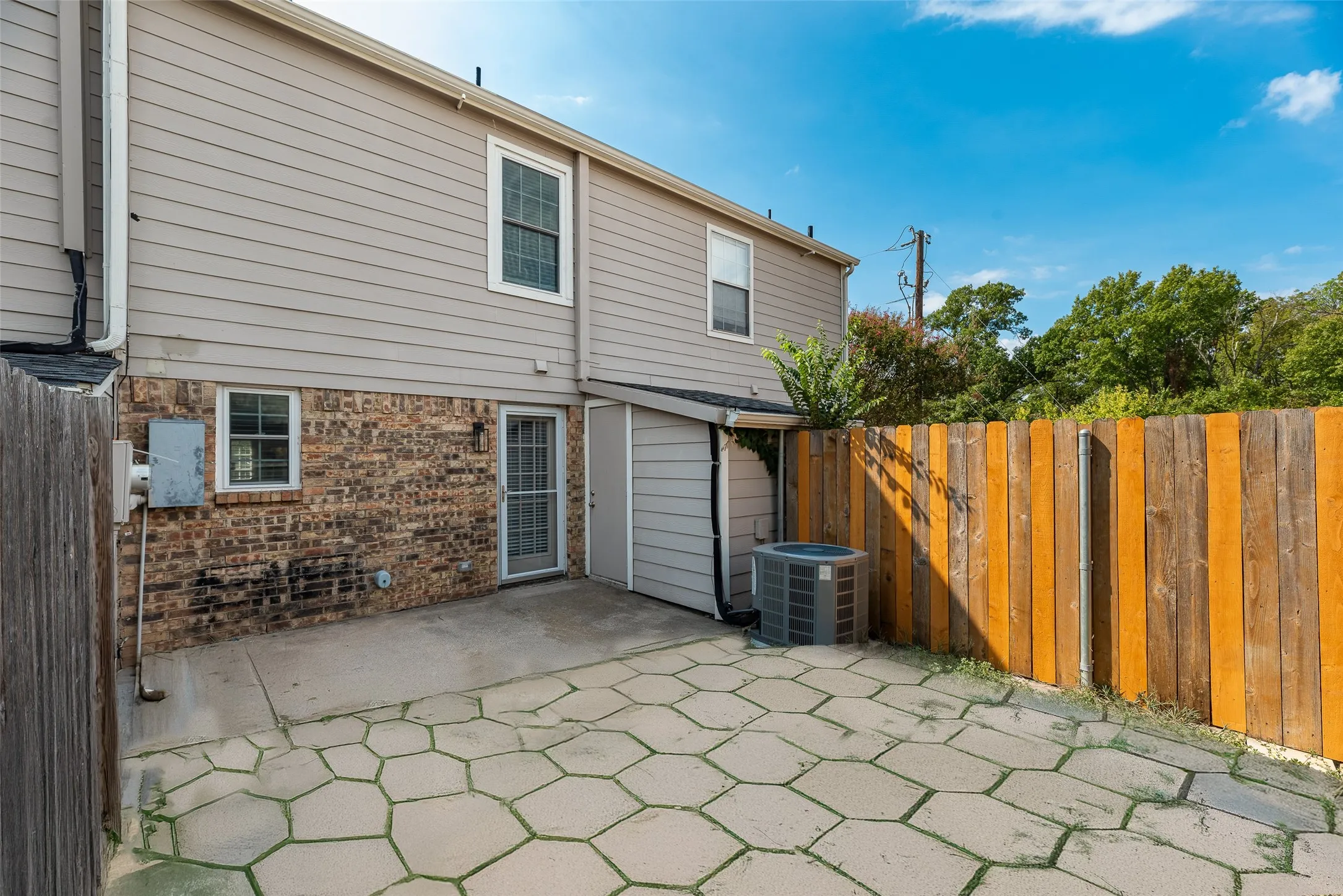 Townhouse For Sale in Tarrant County , 70 Winchester Drive, Euless, Texas 76039, 1 Bedroom, 2 Bathroom, Garage spaces, 832 Sqft, built in 1983, mls#21401429, Real Estate Agent in Euless, Homes For Sale in Tarrant county, Homes For Sale in Euless, Realtor in Euless Texas, Real Estate Brokerage Independent Realty Texas, Luminita Cordes Realtor