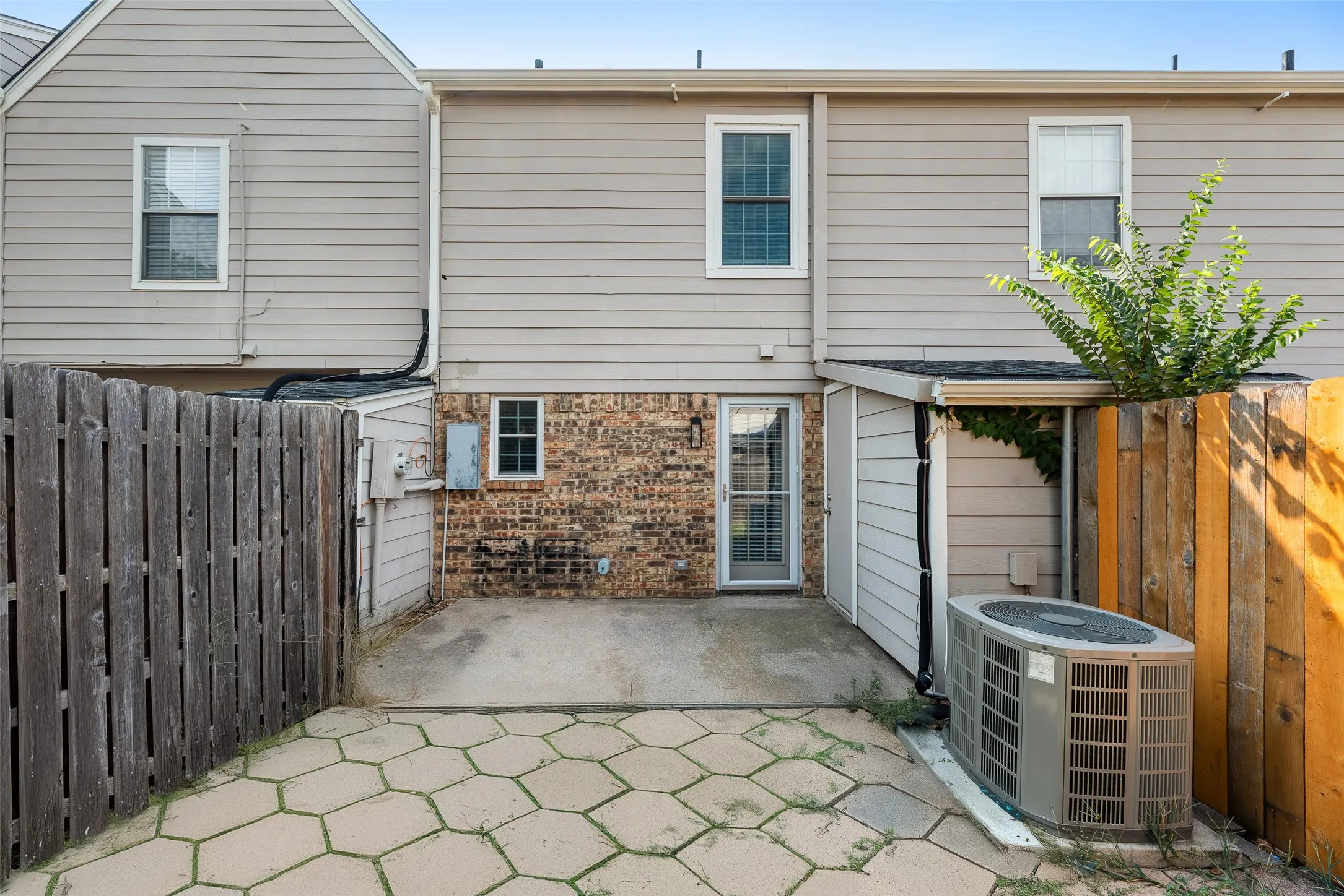 Townhouse For Sale in Tarrant County , 70 Winchester Drive, Euless, Texas 76039, 1 Bedroom, 2 Bathroom, Garage spaces, 832 Sqft, built in 1983, mls#21401429, Real Estate Agent in Euless, Homes For Sale in Tarrant county, Homes For Sale in Euless, Realtor in Euless Texas, Real Estate Brokerage Independent Realty Texas, Luminita Cordes Realtor