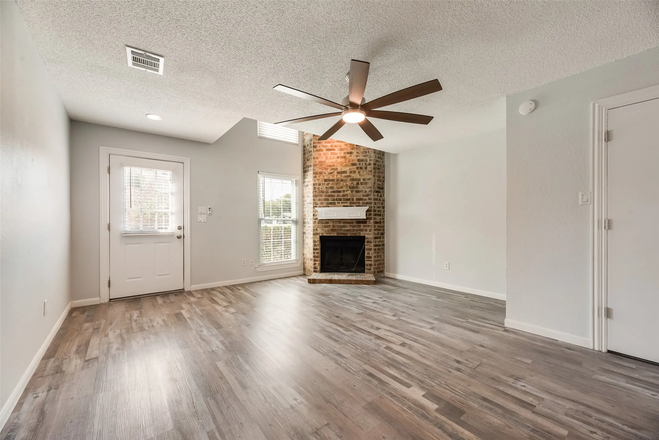 Townhouse For Sale in Tarrant County , 70 Winchester Drive, Euless, Texas 76039, 1 Bedroom, 2 Bathroom, Garage spaces, 832 Sqft, built in 1983, mls#21401429, Real Estate Agent in Euless, Homes For Sale in Tarrant county, Homes For Sale in Euless, Realtor in Euless Texas, Real Estate Brokerage Independent Realty Texas, Luminita Cordes Realtor