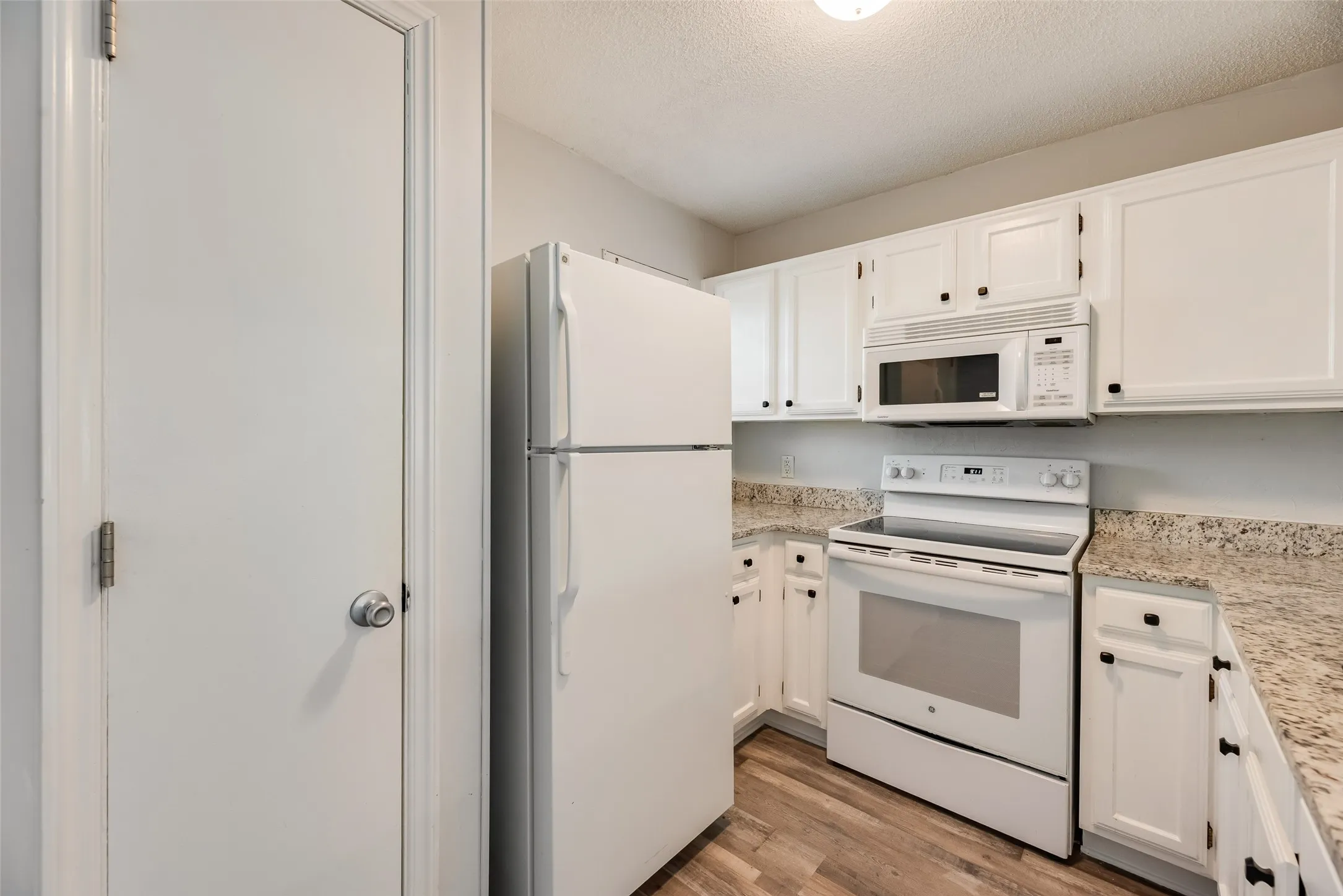 Townhouse For Sale in Tarrant County , 70 Winchester Drive, Euless, Texas 76039, 1 Bedroom, 2 Bathroom, Garage spaces, 832 Sqft, built in 1983, mls#21401429, Real Estate Agent in Euless, Homes For Sale in Tarrant county, Homes For Sale in Euless, Realtor in Euless Texas, Real Estate Brokerage Independent Realty Texas, Luminita Cordes Realtor