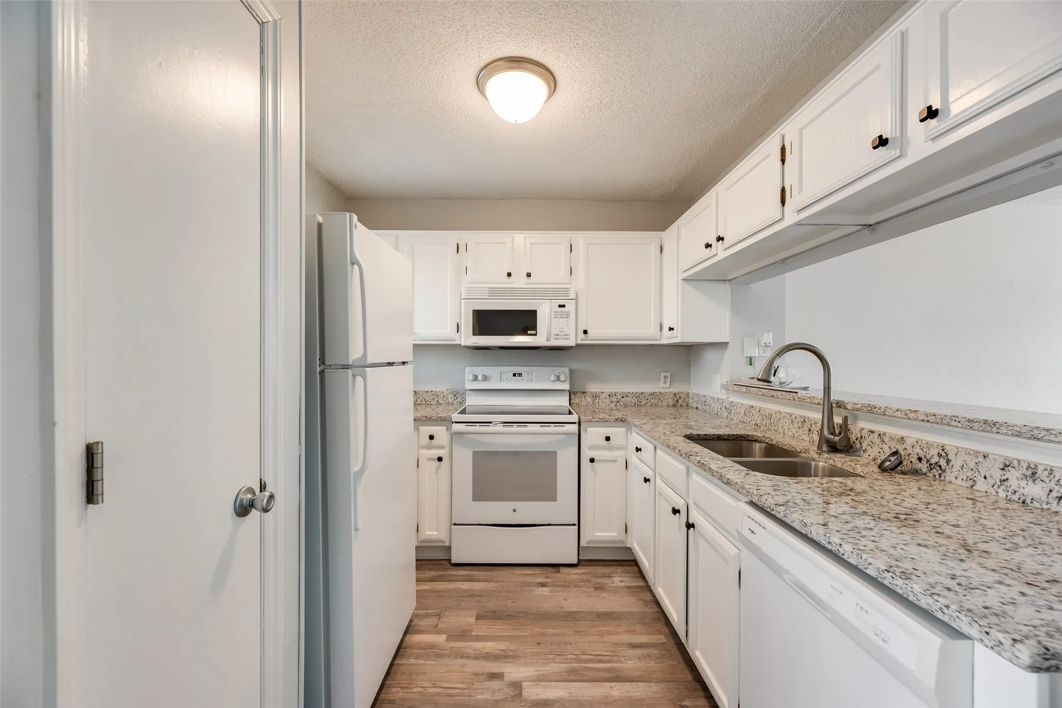 Townhouse For Sale in Tarrant County , 70 Winchester Drive, Euless, Texas 76039, 1 Bedroom, 2 Bathroom, Garage spaces, 832 Sqft, built in 1983, mls#21401429, Real Estate Agent in Euless, Homes For Sale in Tarrant county, Homes For Sale in Euless, Realtor in Euless Texas, Real Estate Brokerage Independent Realty Texas, Luminita Cordes Realtor