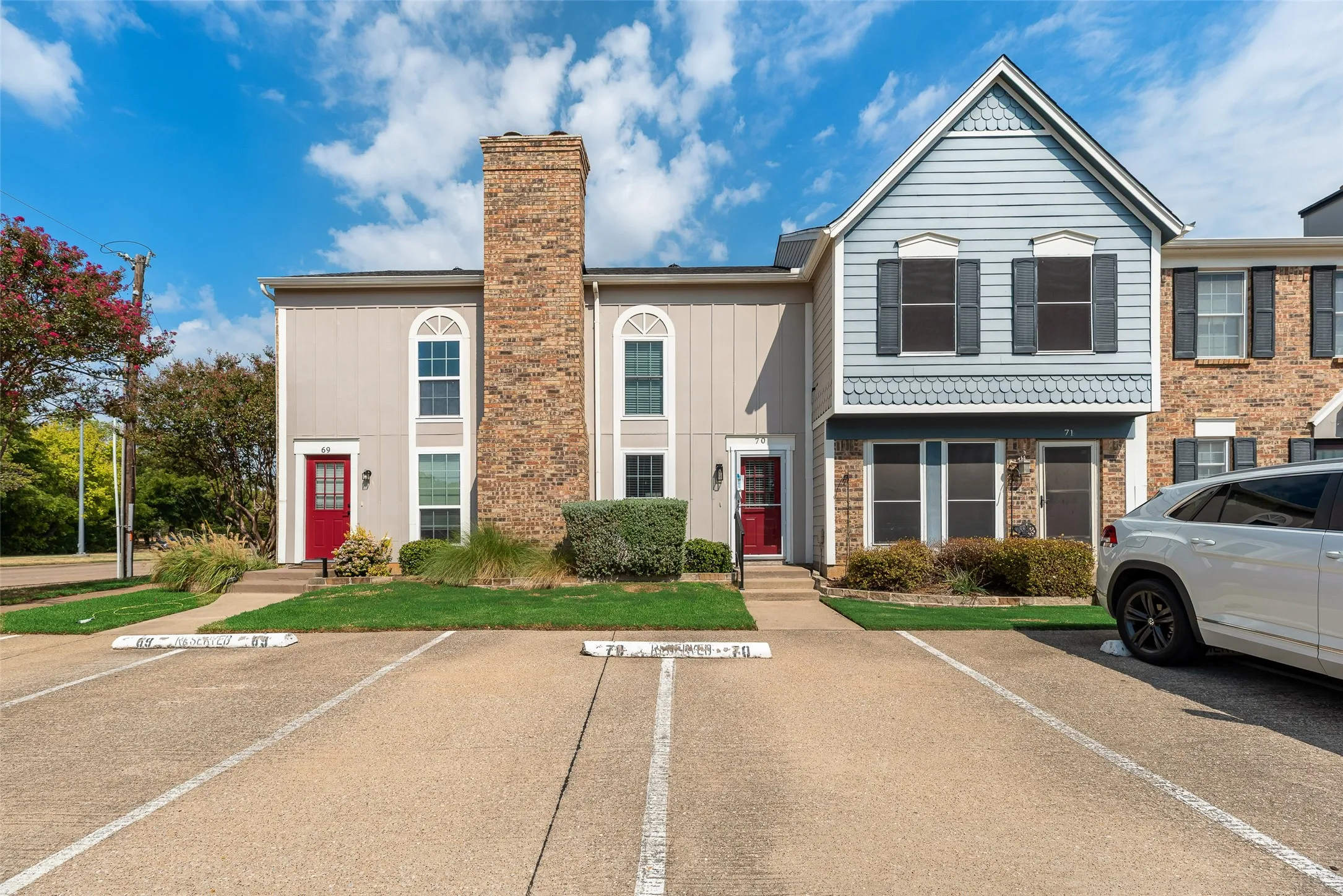 Townhouse For Sale in Tarrant County , 70 Winchester Drive, Euless, Texas 76039, 1 Bedroom, 2 Bathroom, Garage spaces, 832 Sqft, built in 1983, mls#21401429, Real Estate Agent in Euless, Homes For Sale in Tarrant county, Homes For Sale in Euless, Realtor in Euless Texas, Real Estate Brokerage Independent Realty Texas, Luminita Cordes Realtor