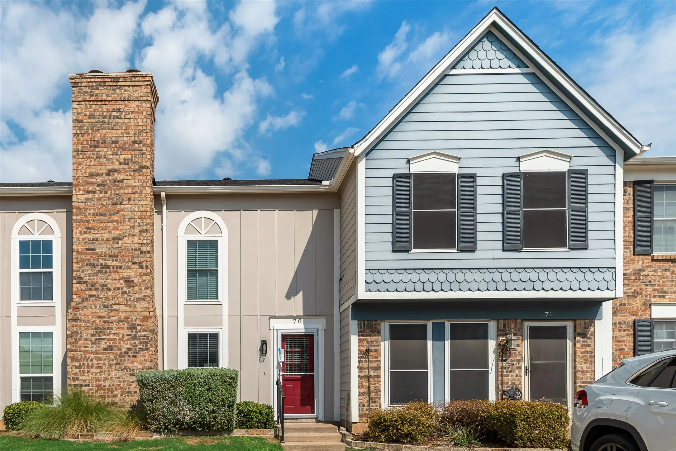 Townhouse For Sale in Tarrant County , 70 Winchester Drive, Euless, Texas 76039, 1 Bedroom, 2 Bathroom, Garage spaces, 832 Sqft, built in 1983, mls#21401429, Real Estate Agent in Euless, Homes For Sale in Tarrant county, Homes For Sale in Euless, Realtor in Euless Texas, Real Estate Brokerage Independent Realty Texas, Luminita Cordes Realtor