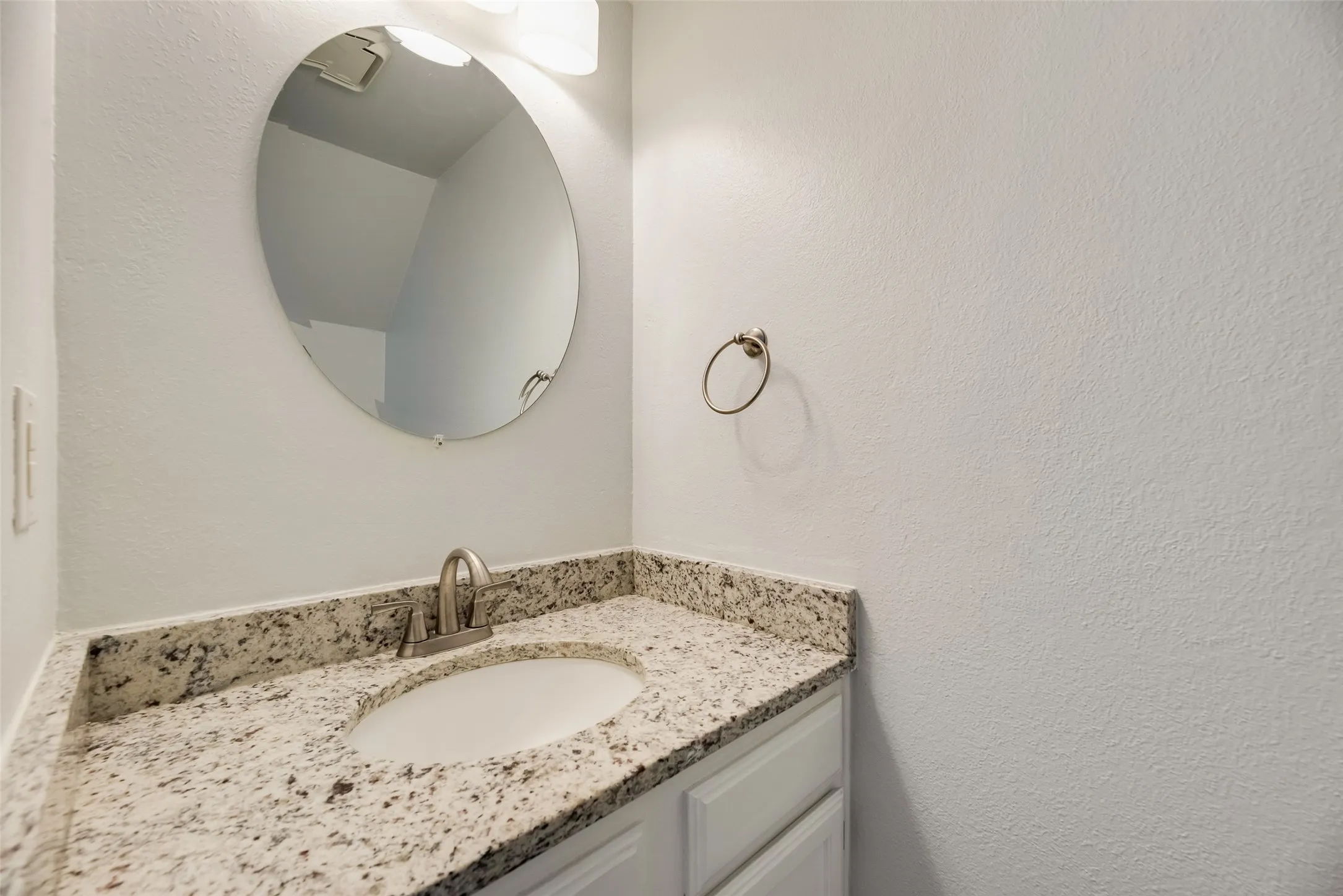 Townhouse For Sale in Tarrant County , 70 Winchester Drive, Euless, Texas 76039, 1 Bedroom, 2 Bathroom, Garage spaces, 832 Sqft, built in 1983, mls#21401429, Real Estate Agent in Euless, Homes For Sale in Tarrant county, Homes For Sale in Euless, Realtor in Euless Texas, Real Estate Brokerage Independent Realty Texas, Luminita Cordes Realtor