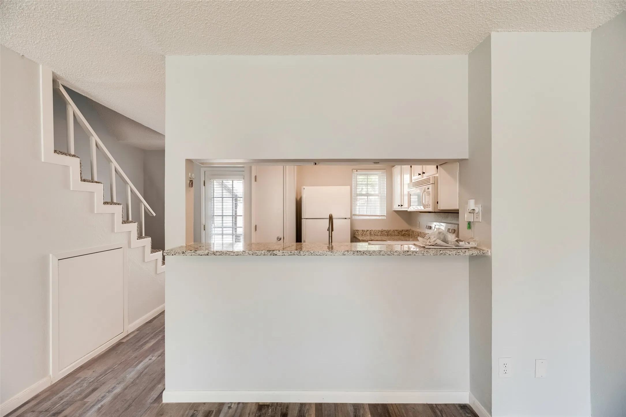 Townhouse For Sale in Tarrant County , 70 Winchester Drive, Euless, Texas 76039, 1 Bedroom, 2 Bathroom, Garage spaces, 832 Sqft, built in 1983, mls#21401429, Real Estate Agent in Euless, Homes For Sale in Tarrant county, Homes For Sale in Euless, Realtor in Euless Texas, Real Estate Brokerage Independent Realty Texas, Luminita Cordes Realtor