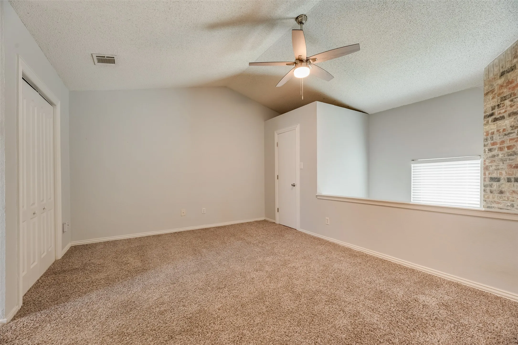 Townhouse For Sale in Tarrant County , 70 Winchester Drive, Euless, Texas 76039, 1 Bedroom, 2 Bathroom, Garage spaces, 832 Sqft, built in 1983, mls#21401429, Real Estate Agent in Euless, Homes For Sale in Tarrant county, Homes For Sale in Euless, Realtor in Euless Texas, Real Estate Brokerage Independent Realty Texas, Luminita Cordes Realtor