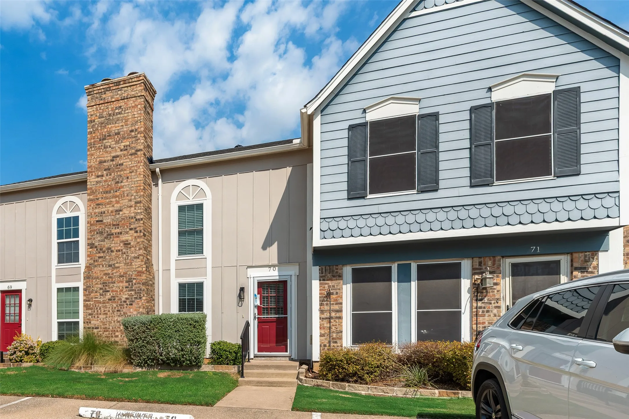 Townhouse For Sale in Tarrant County , 70 Winchester Drive, Euless, Texas 76039, 1 Bedroom, 2 Bathroom, Garage spaces, 832 Sqft, built in 1983, mls#21401429, Real Estate Agent in Euless, Homes For Sale in Tarrant county, Homes For Sale in Euless, Realtor in Euless Texas, Real Estate Brokerage Independent Realty Texas, Luminita Cordes Realtor