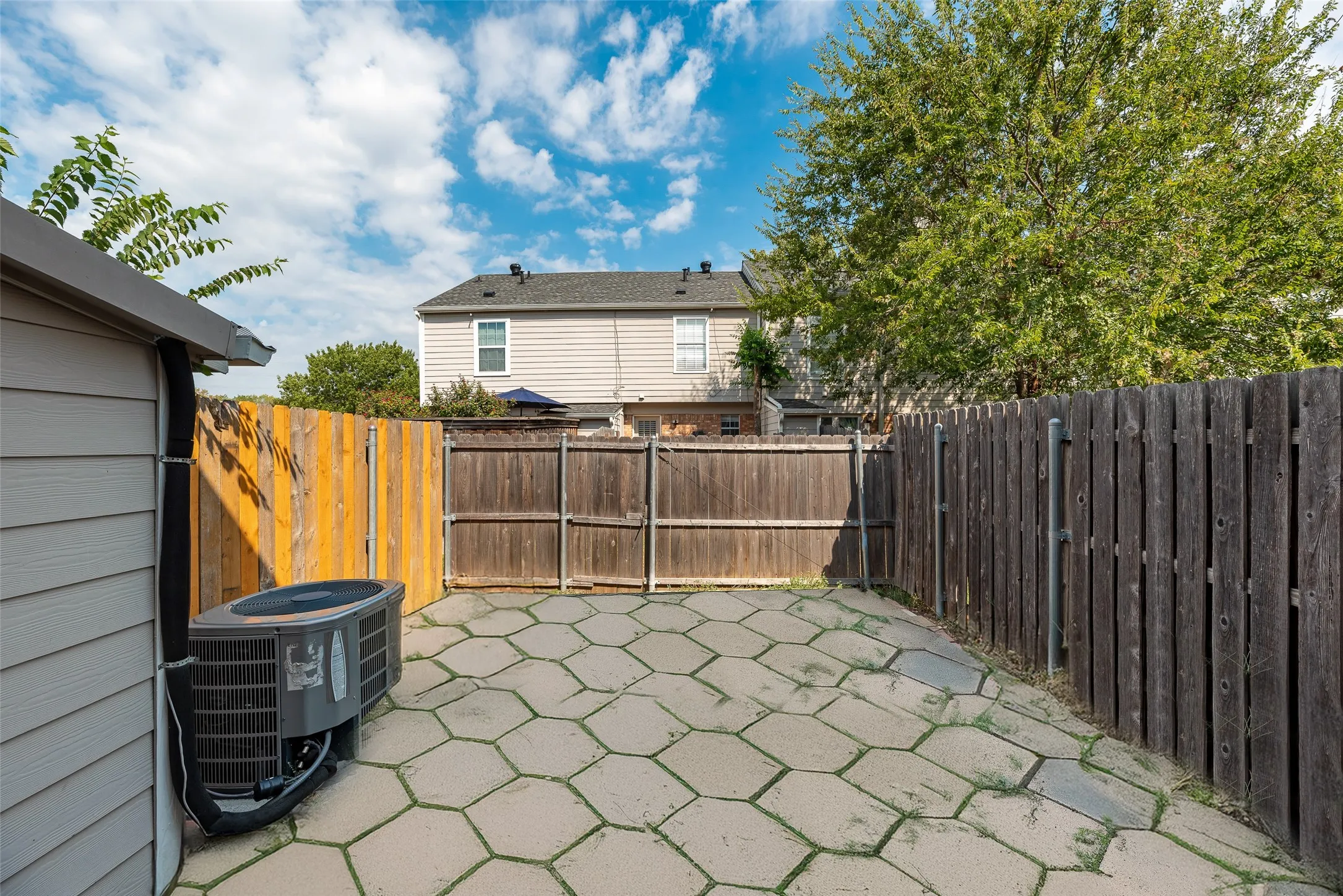 Townhouse For Sale in Tarrant County , 70 Winchester Drive, Euless, Texas 76039, 1 Bedroom, 2 Bathroom, Garage spaces, 832 Sqft, built in 1983, mls#21401429, Real Estate Agent in Euless, Homes For Sale in Tarrant county, Homes For Sale in Euless, Realtor in Euless Texas, Real Estate Brokerage Independent Realty Texas, Luminita Cordes Realtor