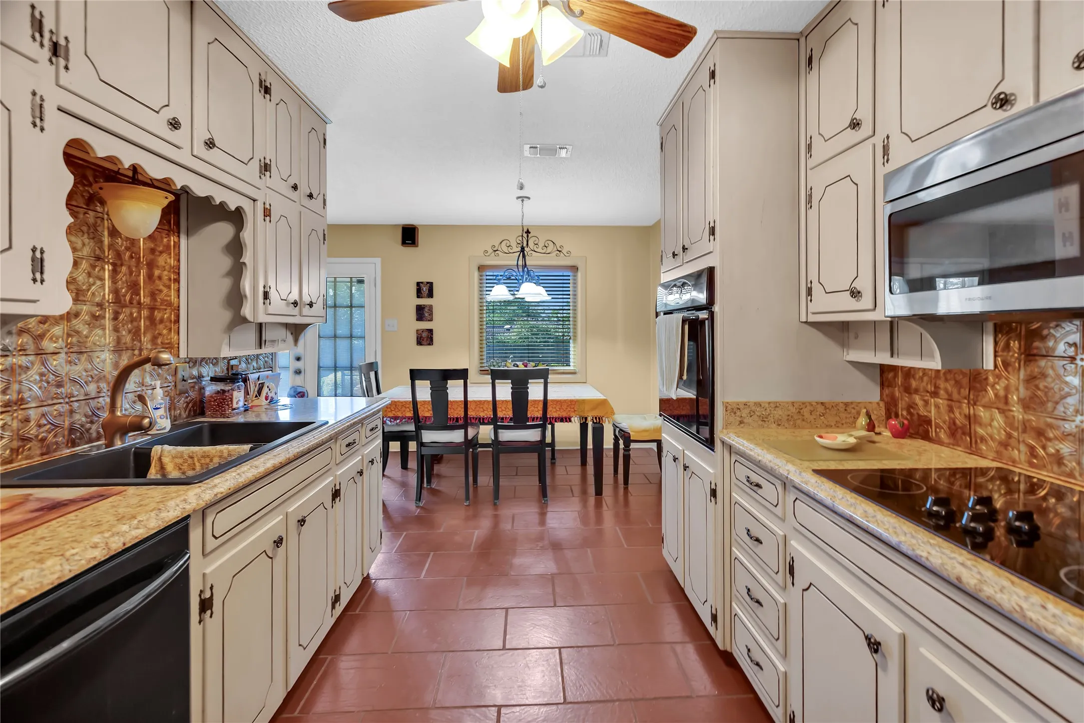 Single Family Residence For Sale in Tarrant County , 515 Hillside Road, Colleyville, Texas 76034, 4 Bedroom, 3 Bathroom, 2 Garage spaces, 2,456 Sqft, built in 1970, mls#21395476, Real Estate Agent in Colleyville, Homes For Sale in Tarrant county, Homes For Sale in Colleyville, Realtor in Colleyville Texas, Real Estate Brokerage Independent Realty Texas, Luminita Cordes Realtor