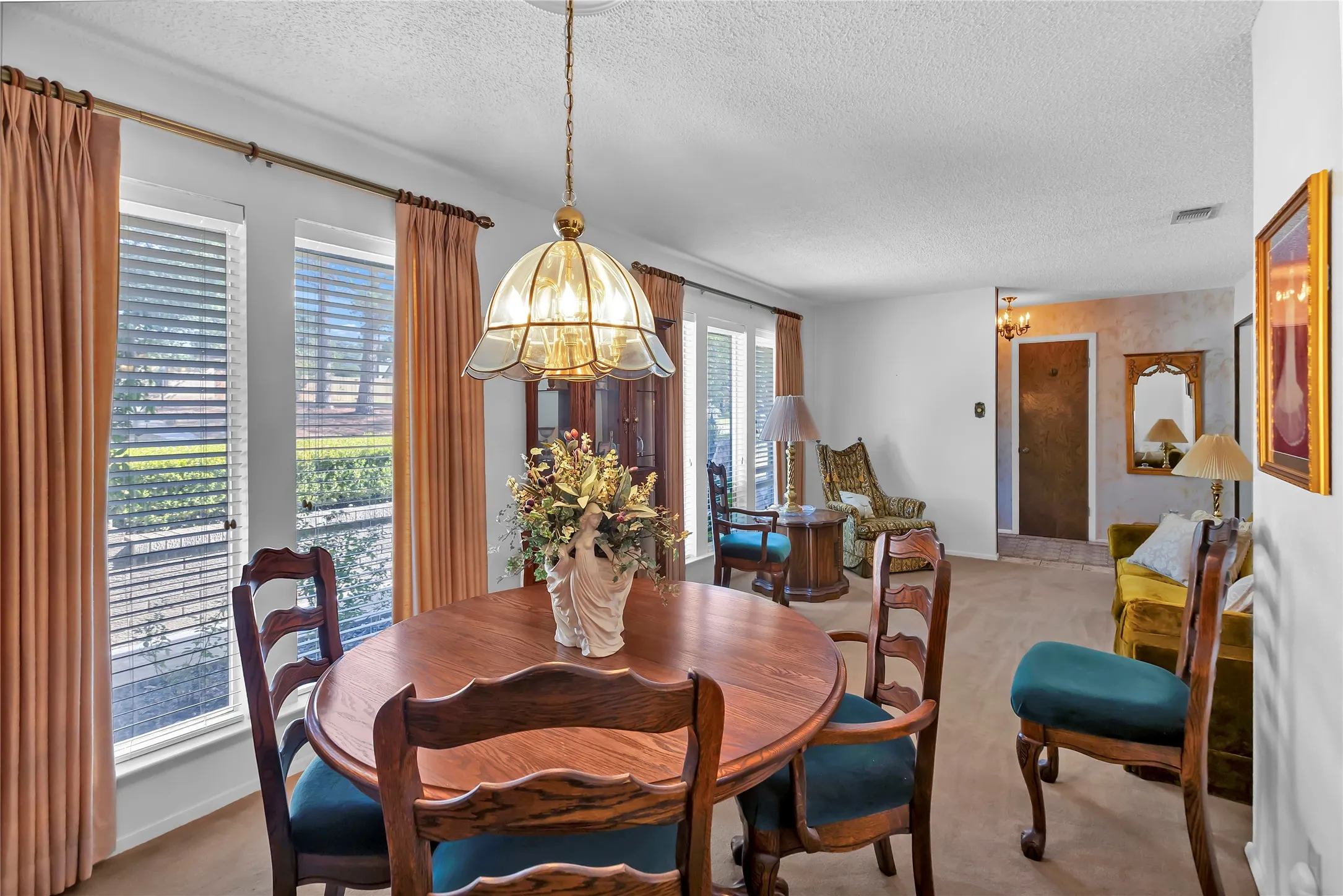 Single Family Residence For Sale in Tarrant County , 515 Hillside Road, Colleyville, Texas 76034, 4 Bedroom, 3 Bathroom, 2 Garage spaces, 2,456 Sqft, built in 1970, mls#21395476, Real Estate Agent in Colleyville, Homes For Sale in Tarrant county, Homes For Sale in Colleyville, Realtor in Colleyville Texas, Real Estate Brokerage Independent Realty Texas, Luminita Cordes Realtor
