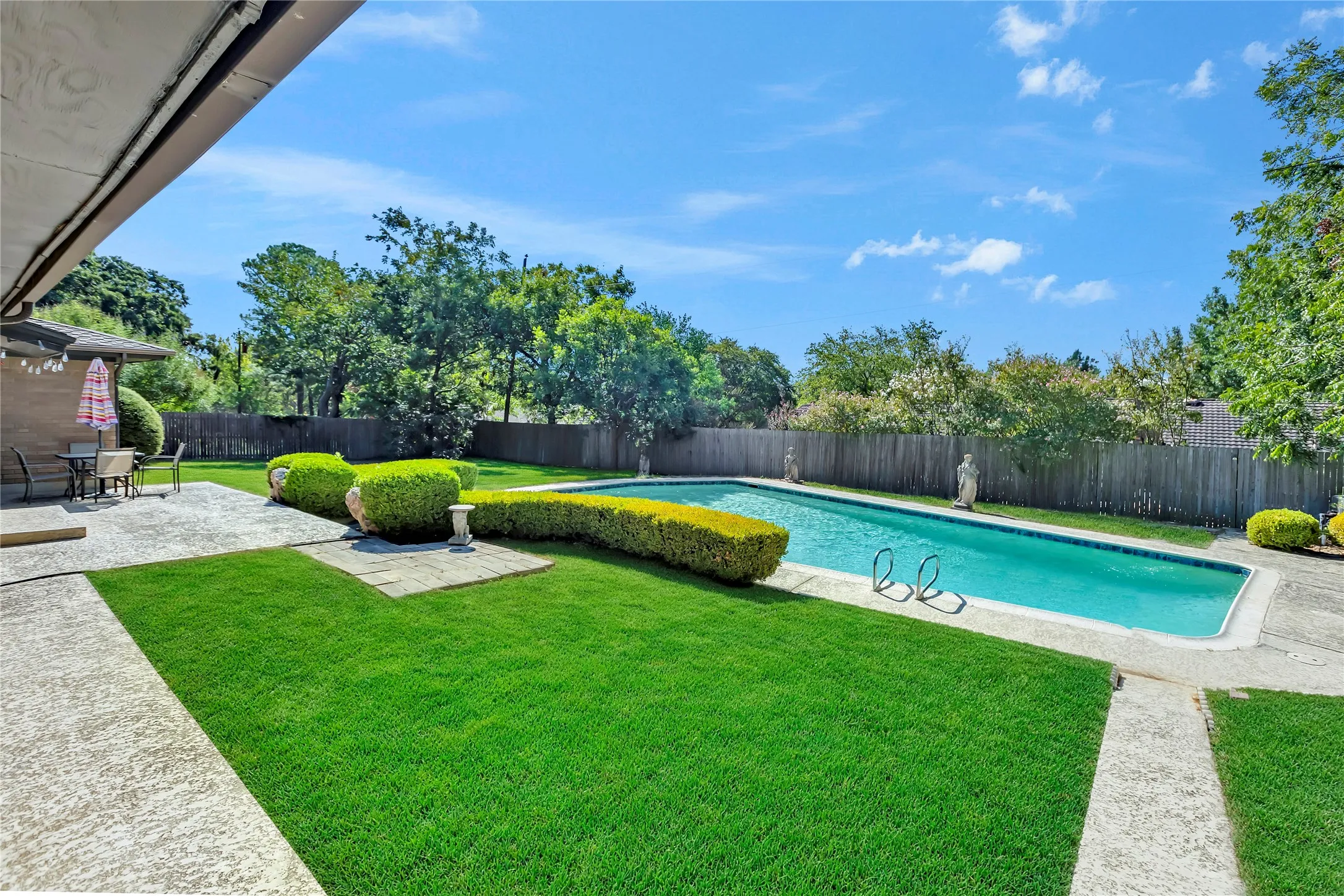 Single Family Residence For Sale in Tarrant County , 515 Hillside Road, Colleyville, Texas 76034, 4 Bedroom, 3 Bathroom, 2 Garage spaces, 2,456 Sqft, built in 1970, mls#21395476, Real Estate Agent in Colleyville, Homes For Sale in Tarrant county, Homes For Sale in Colleyville, Realtor in Colleyville Texas, Real Estate Brokerage Independent Realty Texas, Luminita Cordes Realtor