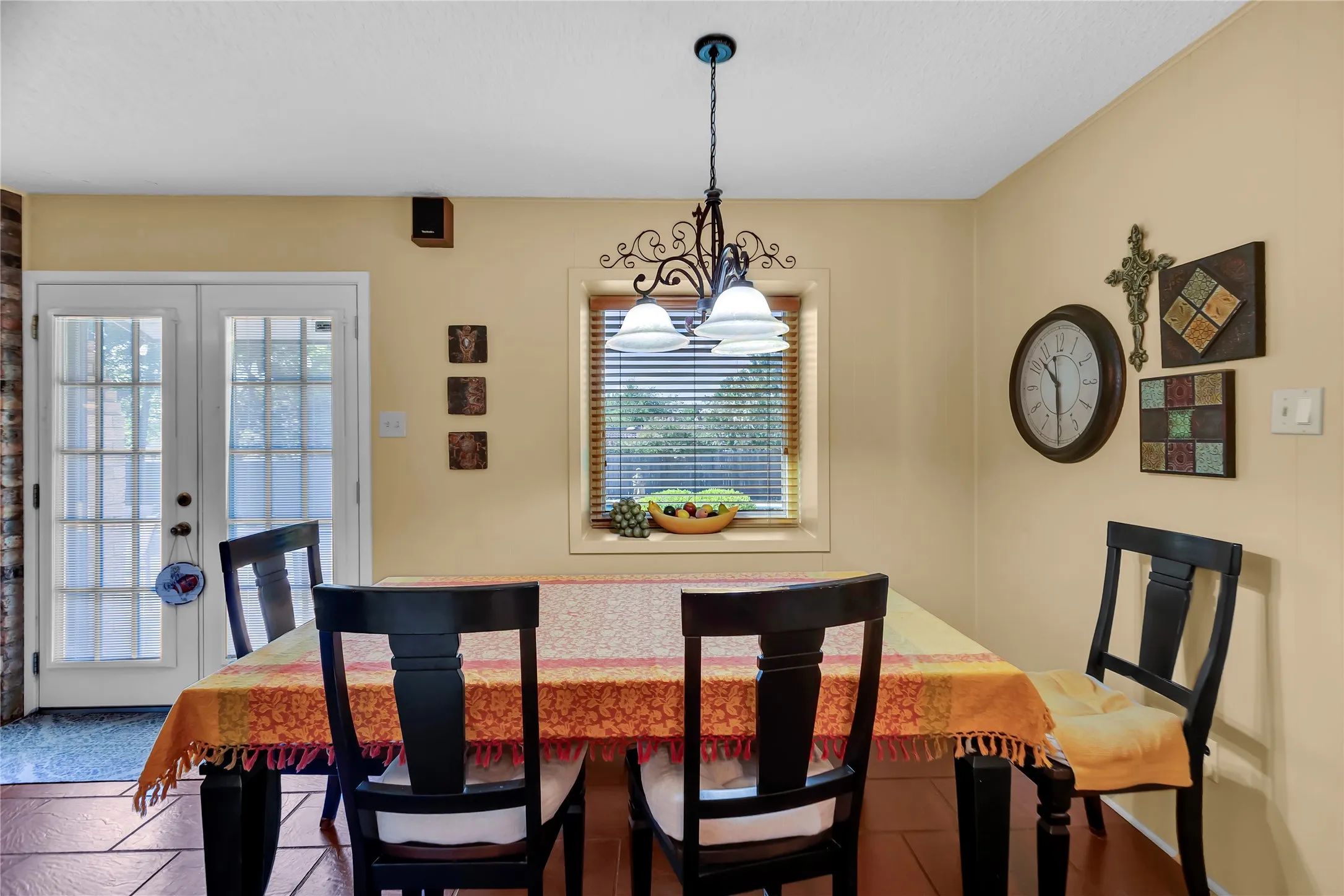 Single Family Residence For Sale in Tarrant County , 515 Hillside Road, Colleyville, Texas 76034, 4 Bedroom, 3 Bathroom, 2 Garage spaces, 2,456 Sqft, built in 1970, mls#21395476, Real Estate Agent in Colleyville, Homes For Sale in Tarrant county, Homes For Sale in Colleyville, Realtor in Colleyville Texas, Real Estate Brokerage Independent Realty Texas, Luminita Cordes Realtor
