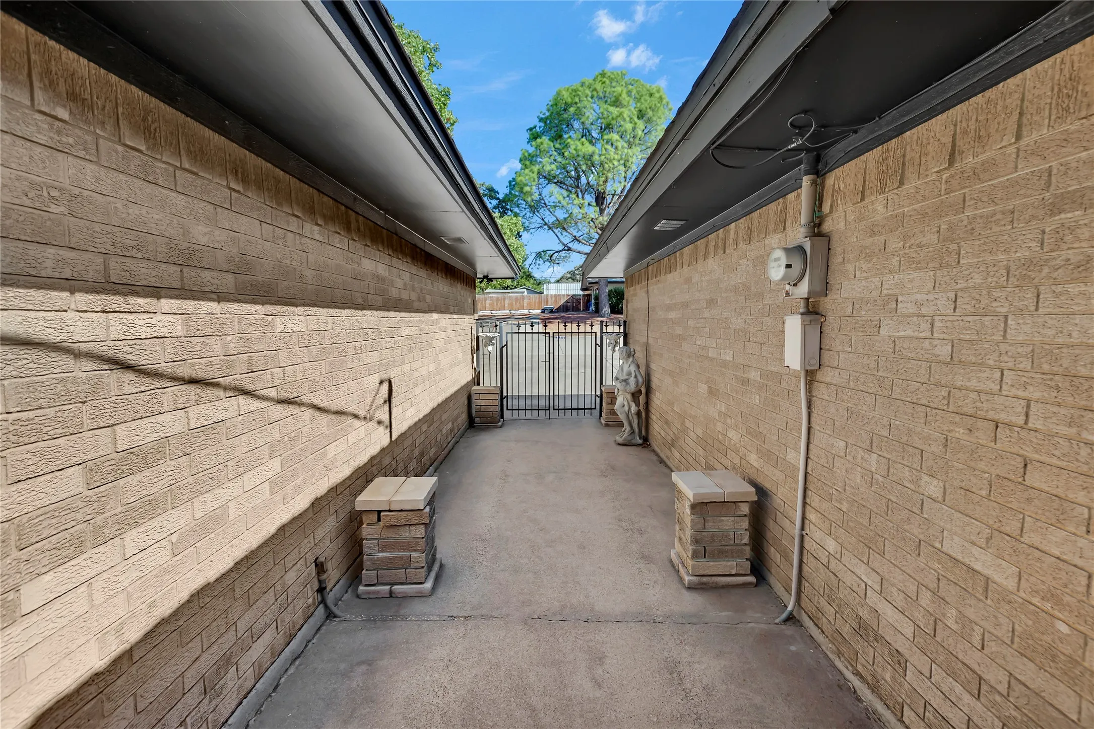 Single Family Residence For Sale in Tarrant County , 515 Hillside Road, Colleyville, Texas 76034, 4 Bedroom, 3 Bathroom, 2 Garage spaces, 2,456 Sqft, built in 1970, mls#21395476, Real Estate Agent in Colleyville, Homes For Sale in Tarrant county, Homes For Sale in Colleyville, Realtor in Colleyville Texas, Real Estate Brokerage Independent Realty Texas, Luminita Cordes Realtor