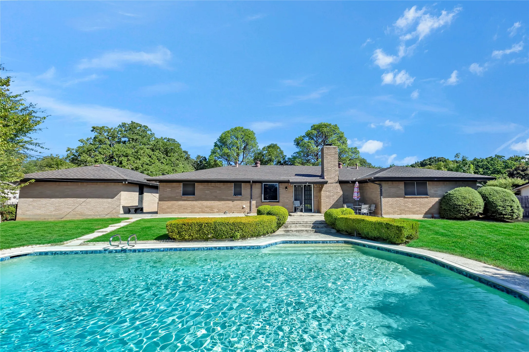 Single Family Residence For Sale in Tarrant County , 515 Hillside Road, Colleyville, Texas 76034, 4 Bedroom, 3 Bathroom, 2 Garage spaces, 2,456 Sqft, built in 1970, mls#21395476, Real Estate Agent in Colleyville, Homes For Sale in Tarrant county, Homes For Sale in Colleyville, Realtor in Colleyville Texas, Real Estate Brokerage Independent Realty Texas, Luminita Cordes Realtor