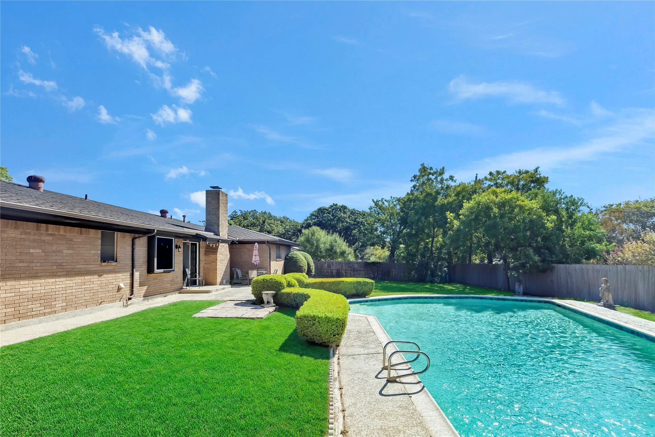 Single Family Residence For Sale in Tarrant County , 515 Hillside Road, Colleyville, Texas 76034, 4 Bedroom, 3 Bathroom, 2 Garage spaces, 2,456 Sqft, built in 1970, mls#21395476, Real Estate Agent in Colleyville, Homes For Sale in Tarrant county, Homes For Sale in Colleyville, Realtor in Colleyville Texas, Real Estate Brokerage Independent Realty Texas, Luminita Cordes Realtor