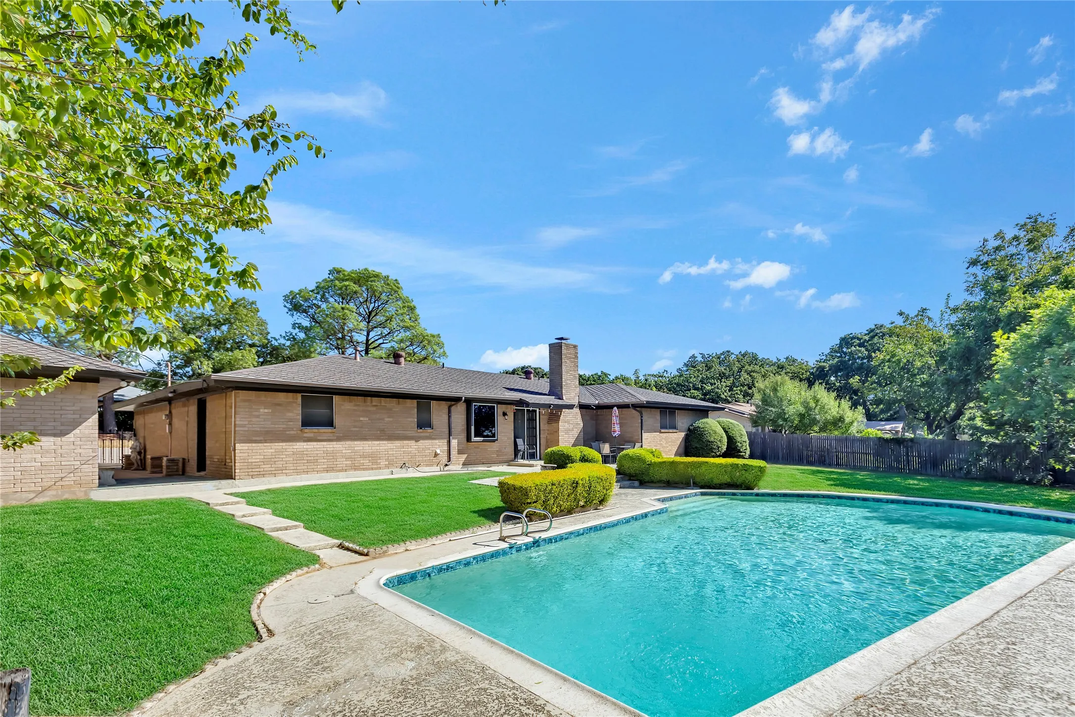 Single Family Residence For Sale in Tarrant County , 515 Hillside Road, Colleyville, Texas 76034, 4 Bedroom, 3 Bathroom, 2 Garage spaces, 2,456 Sqft, built in 1970, mls#21395476, Real Estate Agent in Colleyville, Homes For Sale in Tarrant county, Homes For Sale in Colleyville, Realtor in Colleyville Texas, Real Estate Brokerage Independent Realty Texas, Luminita Cordes Realtor