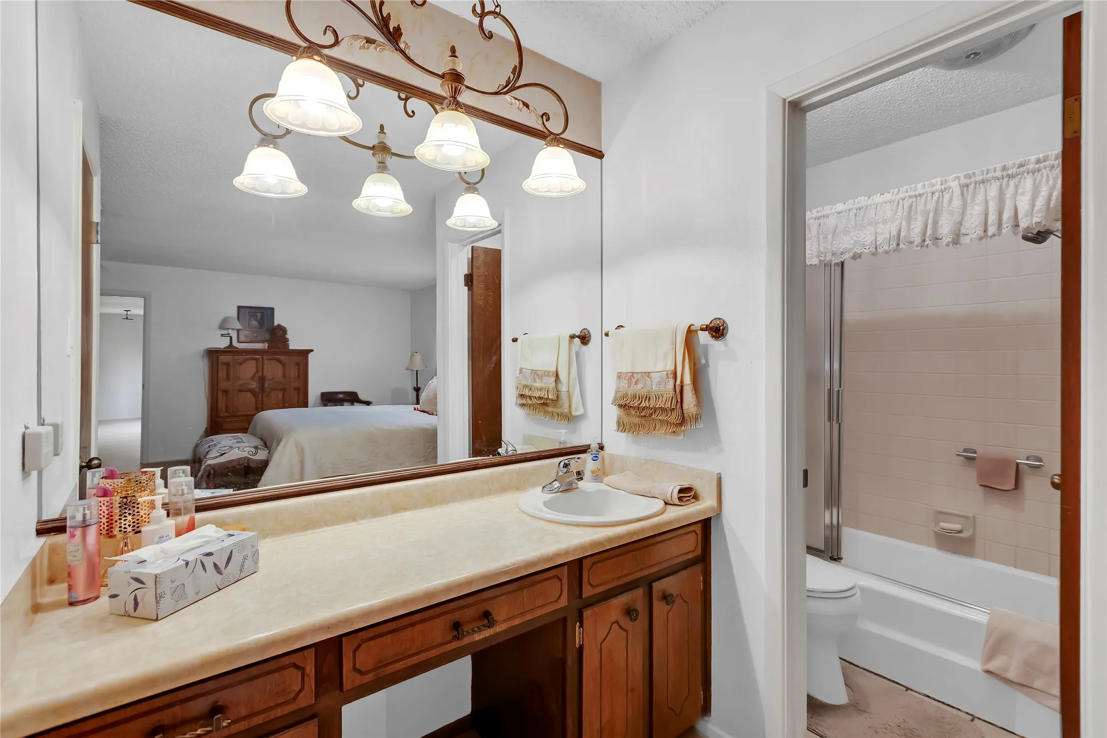 Single Family Residence For Sale in Tarrant County , 515 Hillside Road, Colleyville, Texas 76034, 4 Bedroom, 3 Bathroom, 2 Garage spaces, 2,456 Sqft, built in 1970, mls#21395476, Real Estate Agent in Colleyville, Homes For Sale in Tarrant county, Homes For Sale in Colleyville, Realtor in Colleyville Texas, Real Estate Brokerage Independent Realty Texas, Luminita Cordes Realtor