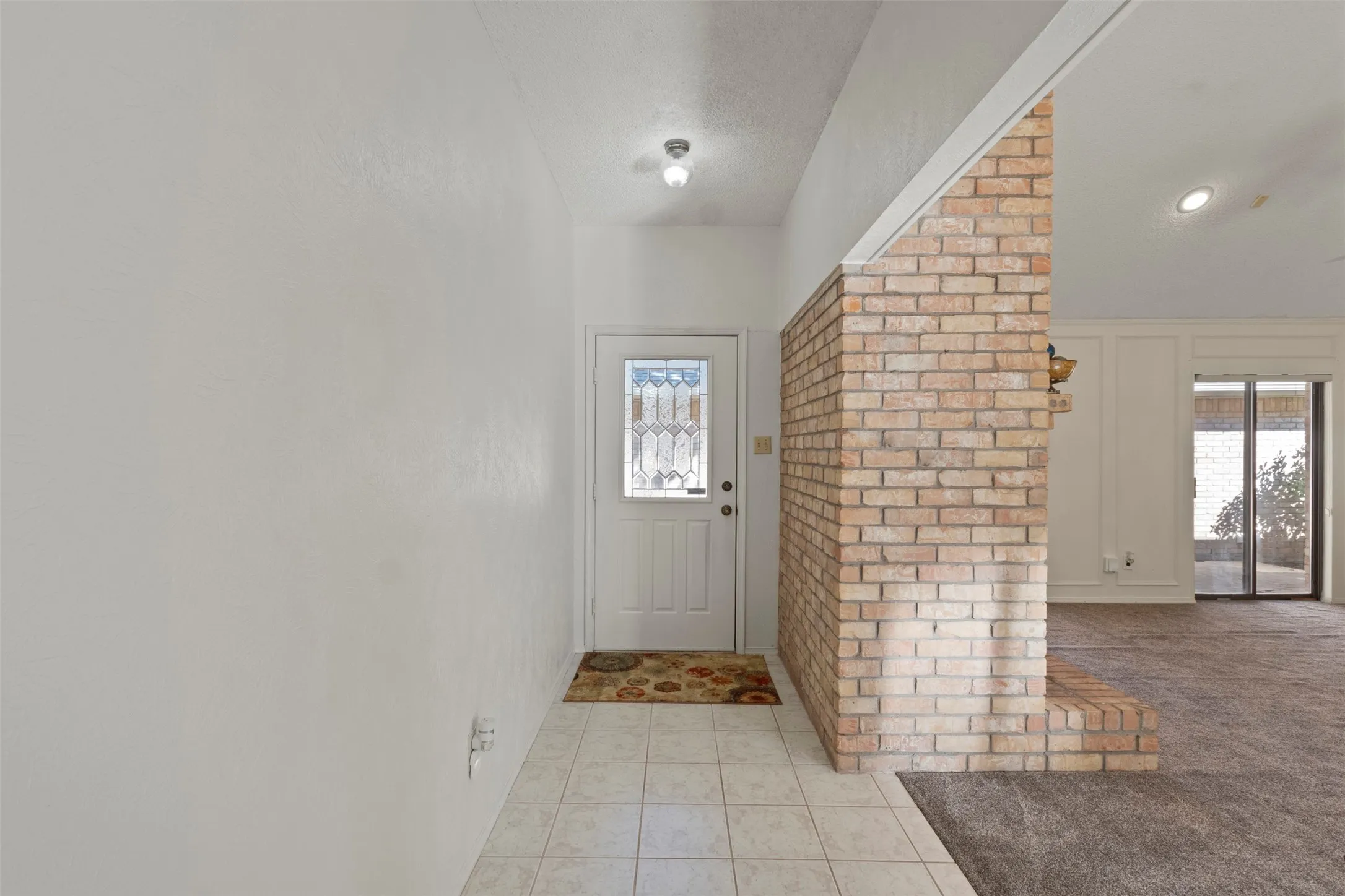 Single Family Residence For Sale in Tarrant County , 2108 Woodway Drive, Arlington, Texas 76017, 3 Bedroom, 2 Bathroom, 2 Garage spaces, 1,697 Sqft, built in 1981, mls#21401291, Real Estate Agent in Arlington, Homes For Sale in Tarrant county, Homes For Sale in Arlington, Realtor in Arlington Texas, Real Estate Brokerage Independent Realty Texas, Luminita Cordes Realtor