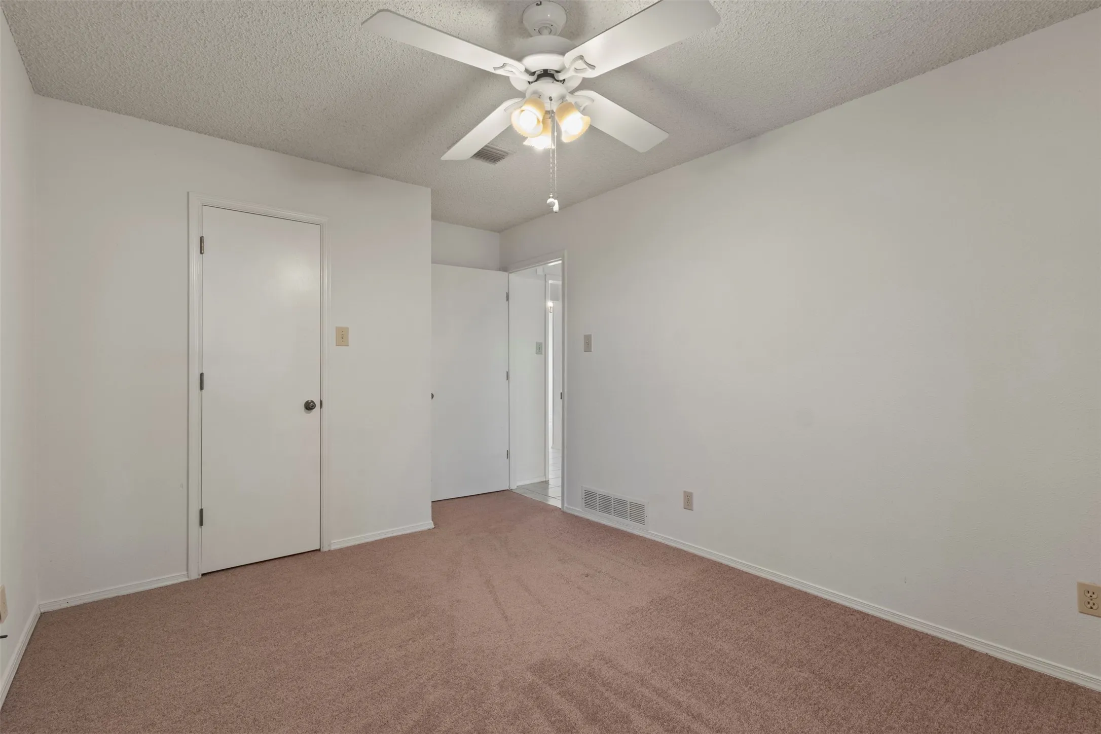 Single Family Residence For Sale in Tarrant County , 2108 Woodway Drive, Arlington, Texas 76017, 3 Bedroom, 2 Bathroom, 2 Garage spaces, 1,697 Sqft, built in 1981, mls#21401291, Real Estate Agent in Arlington, Homes For Sale in Tarrant county, Homes For Sale in Arlington, Realtor in Arlington Texas, Real Estate Brokerage Independent Realty Texas, Luminita Cordes Realtor