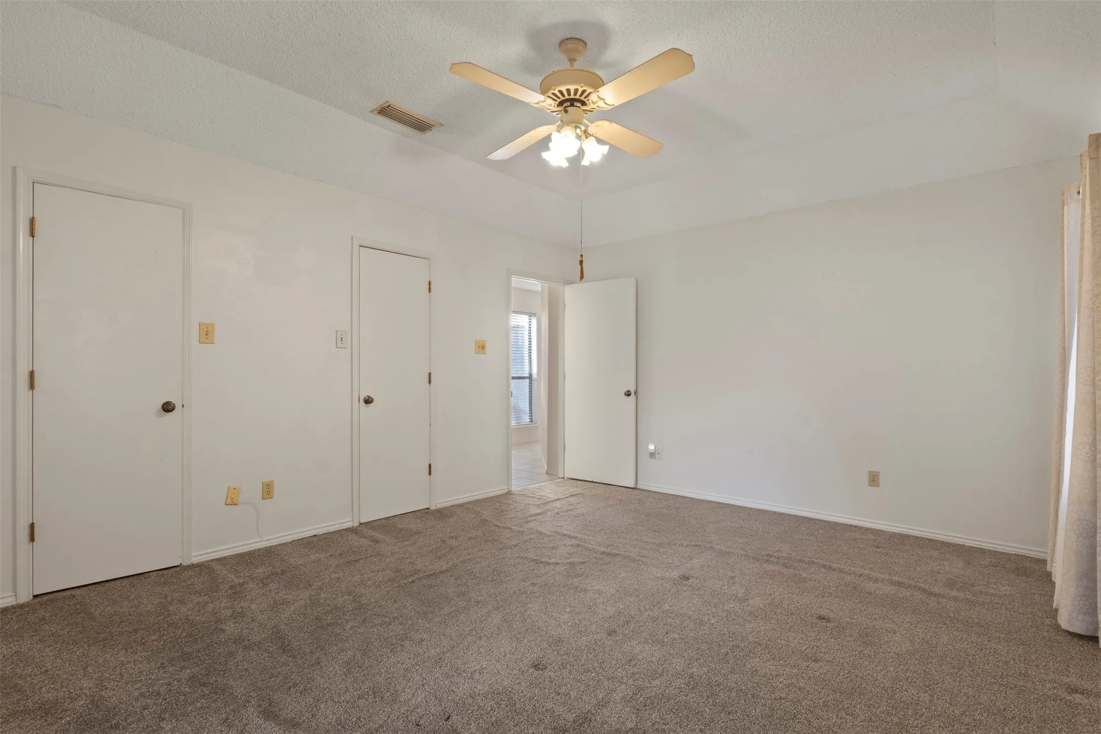 Single Family Residence For Sale in Tarrant County , 2108 Woodway Drive, Arlington, Texas 76017, 3 Bedroom, 2 Bathroom, 2 Garage spaces, 1,697 Sqft, built in 1981, mls#21401291, Real Estate Agent in Arlington, Homes For Sale in Tarrant county, Homes For Sale in Arlington, Realtor in Arlington Texas, Real Estate Brokerage Independent Realty Texas, Luminita Cordes Realtor