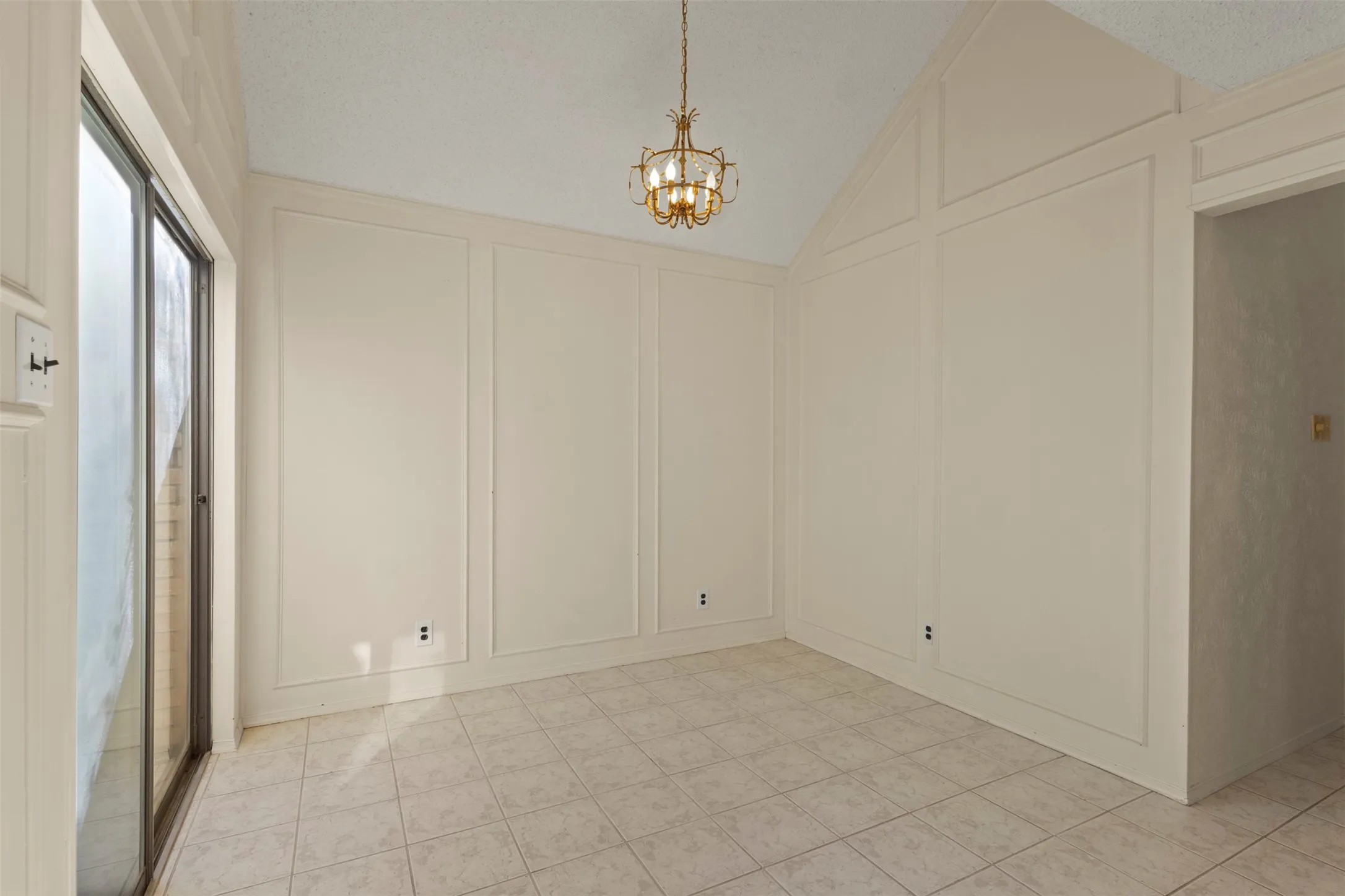 Single Family Residence For Sale in Tarrant County , 2108 Woodway Drive, Arlington, Texas 76017, 3 Bedroom, 2 Bathroom, 2 Garage spaces, 1,697 Sqft, built in 1981, mls#21401291, Real Estate Agent in Arlington, Homes For Sale in Tarrant county, Homes For Sale in Arlington, Realtor in Arlington Texas, Real Estate Brokerage Independent Realty Texas, Luminita Cordes Realtor
