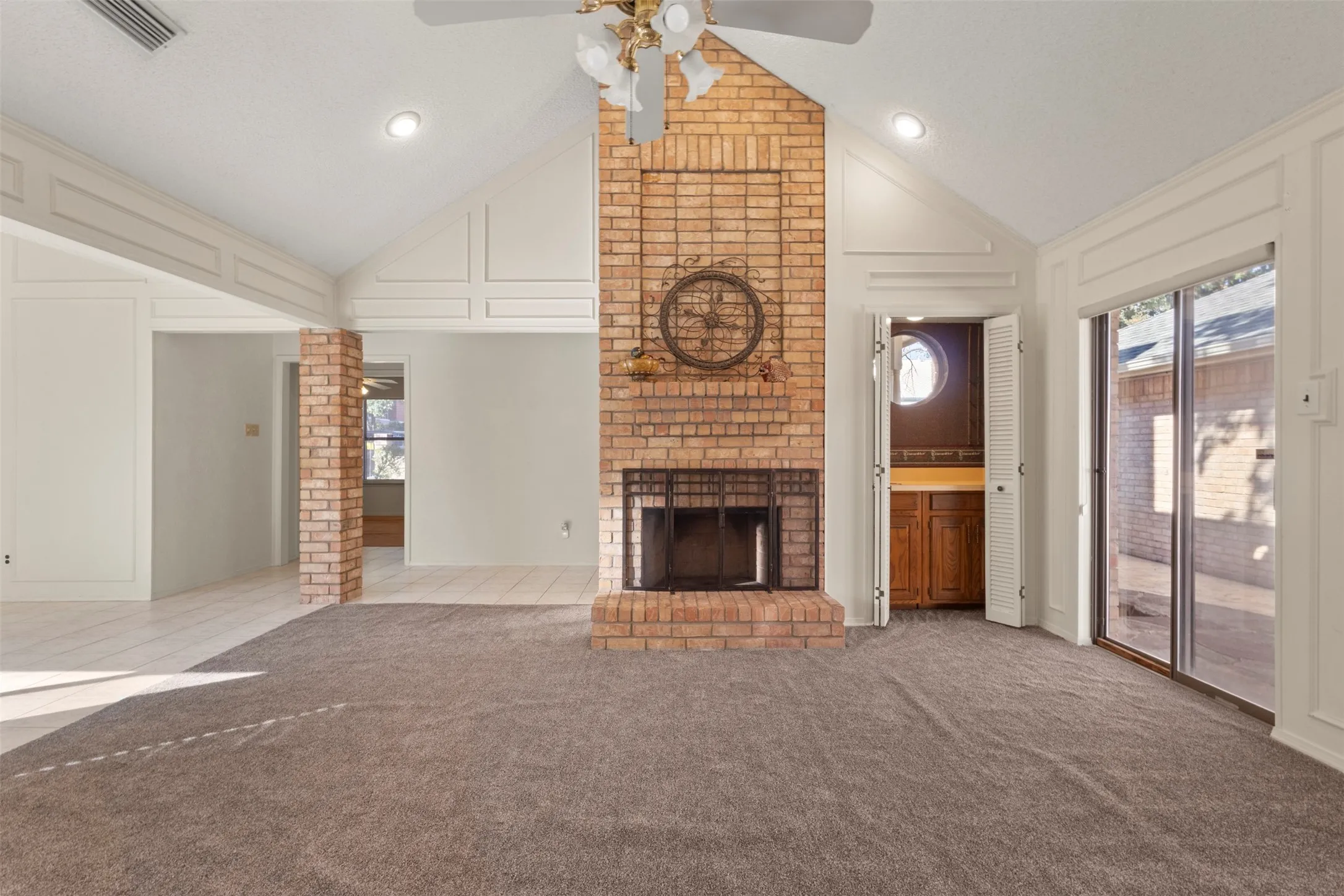 Single Family Residence For Sale in Tarrant County , 2108 Woodway Drive, Arlington, Texas 76017, 3 Bedroom, 2 Bathroom, 2 Garage spaces, 1,697 Sqft, built in 1981, mls#21401291, Real Estate Agent in Arlington, Homes For Sale in Tarrant county, Homes For Sale in Arlington, Realtor in Arlington Texas, Real Estate Brokerage Independent Realty Texas, Luminita Cordes Realtor