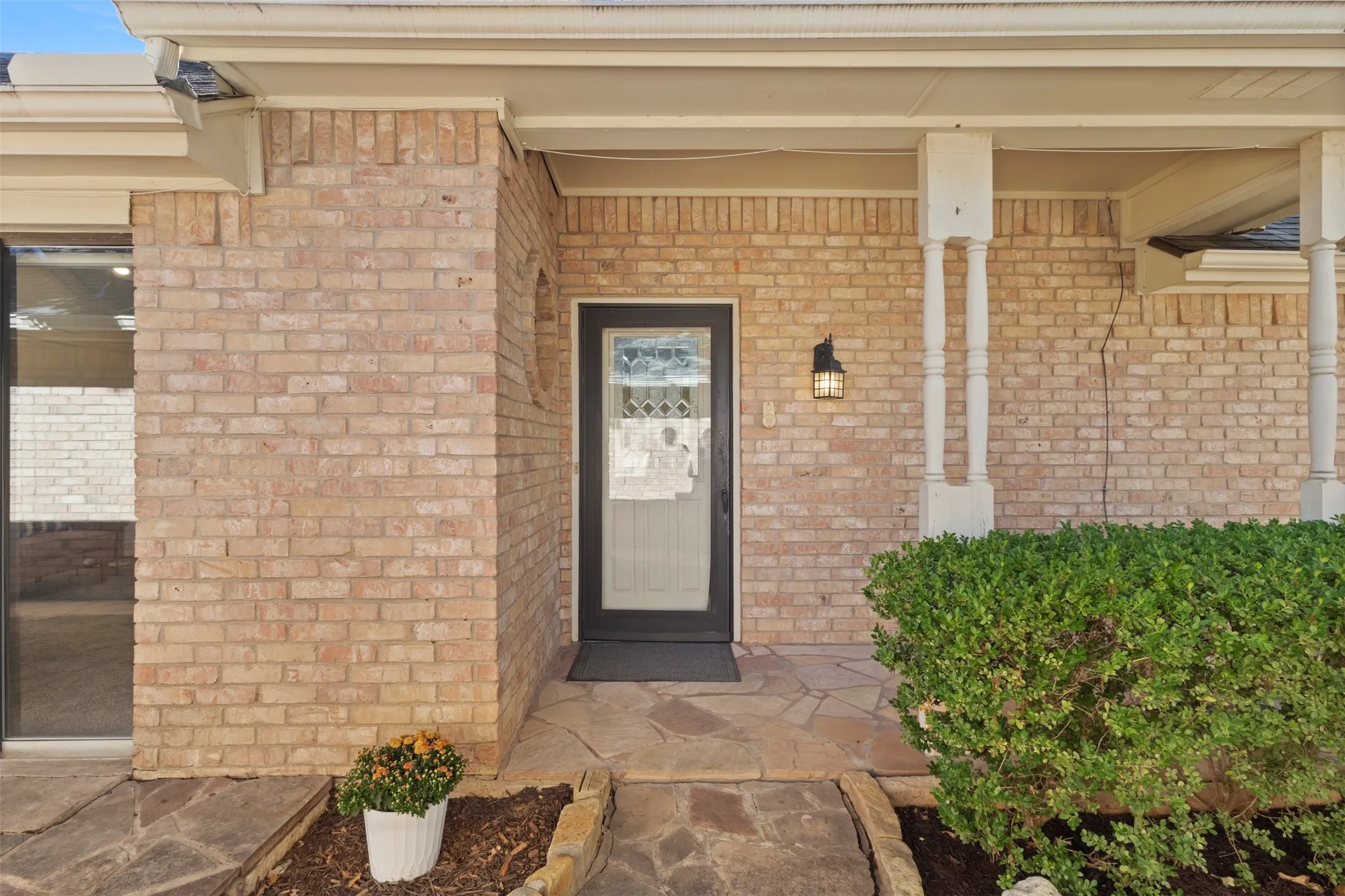 Single Family Residence For Sale in Tarrant County , 2108 Woodway Drive, Arlington, Texas 76017, 3 Bedroom, 2 Bathroom, 2 Garage spaces, 1,697 Sqft, built in 1981, mls#21401291, Real Estate Agent in Arlington, Homes For Sale in Tarrant county, Homes For Sale in Arlington, Realtor in Arlington Texas, Real Estate Brokerage Independent Realty Texas, Luminita Cordes Realtor