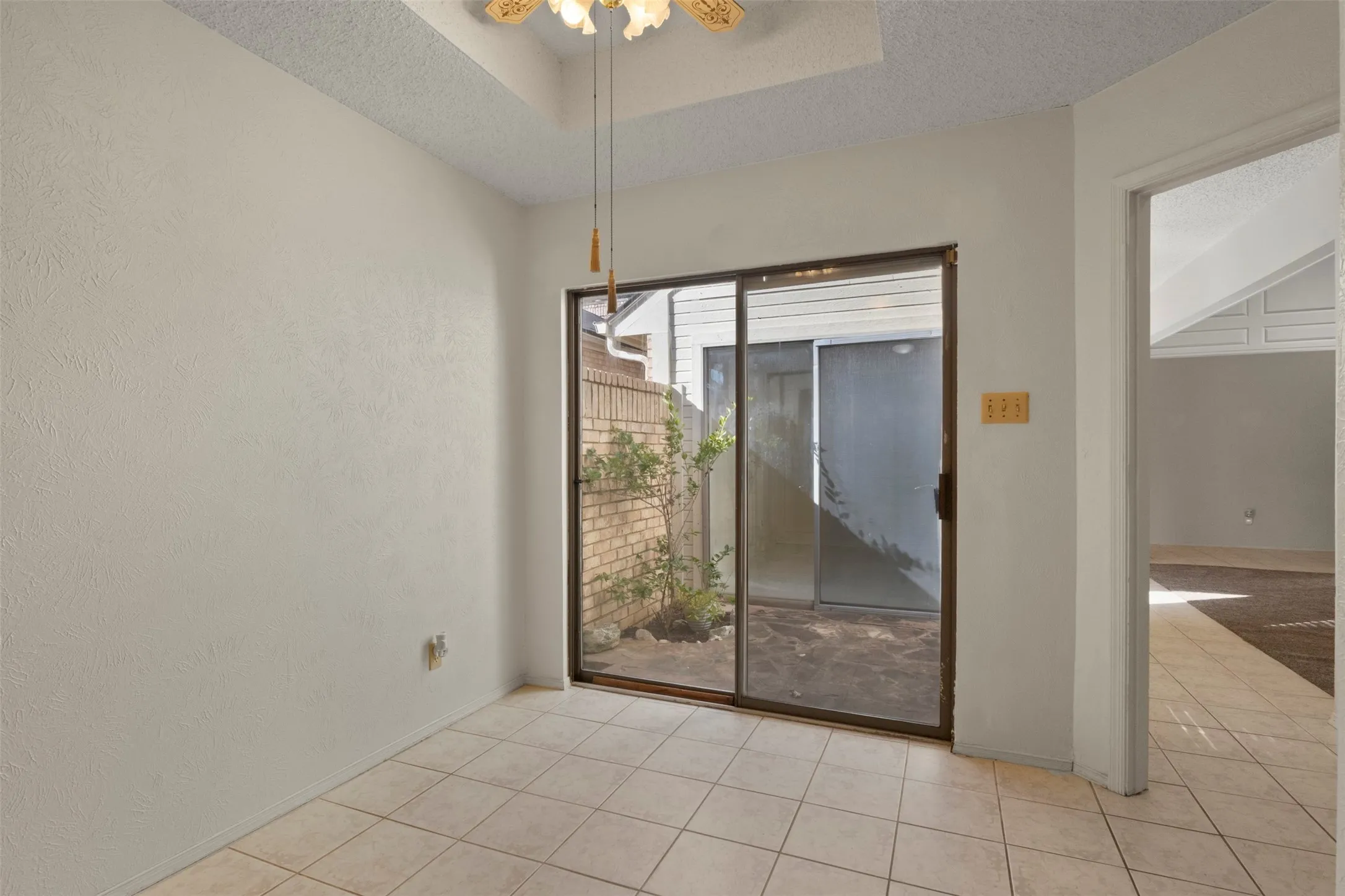Single Family Residence For Sale in Tarrant County , 2108 Woodway Drive, Arlington, Texas 76017, 3 Bedroom, 2 Bathroom, 2 Garage spaces, 1,697 Sqft, built in 1981, mls#21401291, Real Estate Agent in Arlington, Homes For Sale in Tarrant county, Homes For Sale in Arlington, Realtor in Arlington Texas, Real Estate Brokerage Independent Realty Texas, Luminita Cordes Realtor