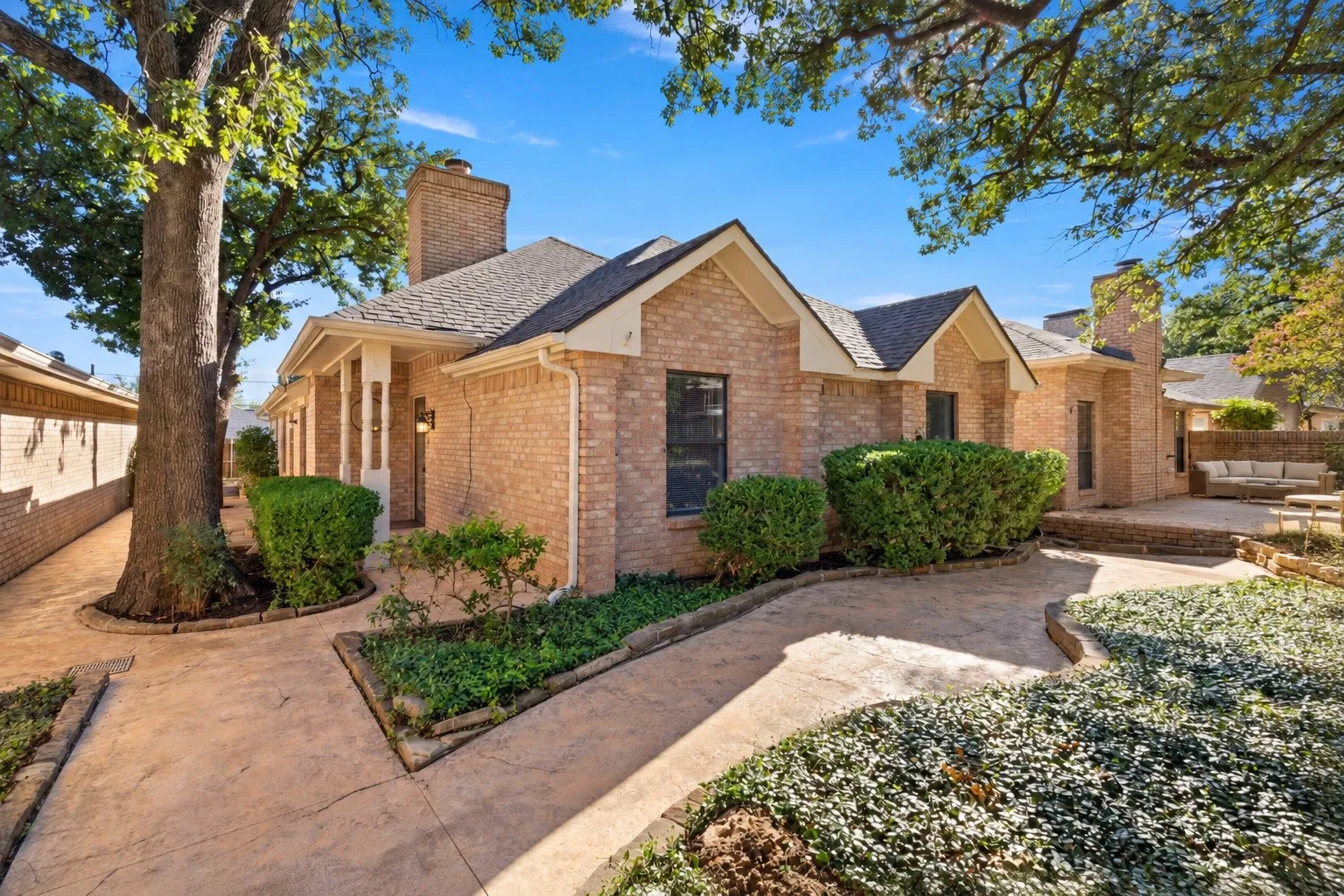 Single Family Residence For Sale in Tarrant County , 2108 Woodway Drive, Arlington, Texas 76017, 3 Bedroom, 2 Bathroom, 2 Garage spaces, 1,697 Sqft, built in 1981, mls#21401291, Real Estate Agent in Arlington, Homes For Sale in Tarrant county, Homes For Sale in Arlington, Realtor in Arlington Texas, Real Estate Brokerage Independent Realty Texas, Luminita Cordes Realtor