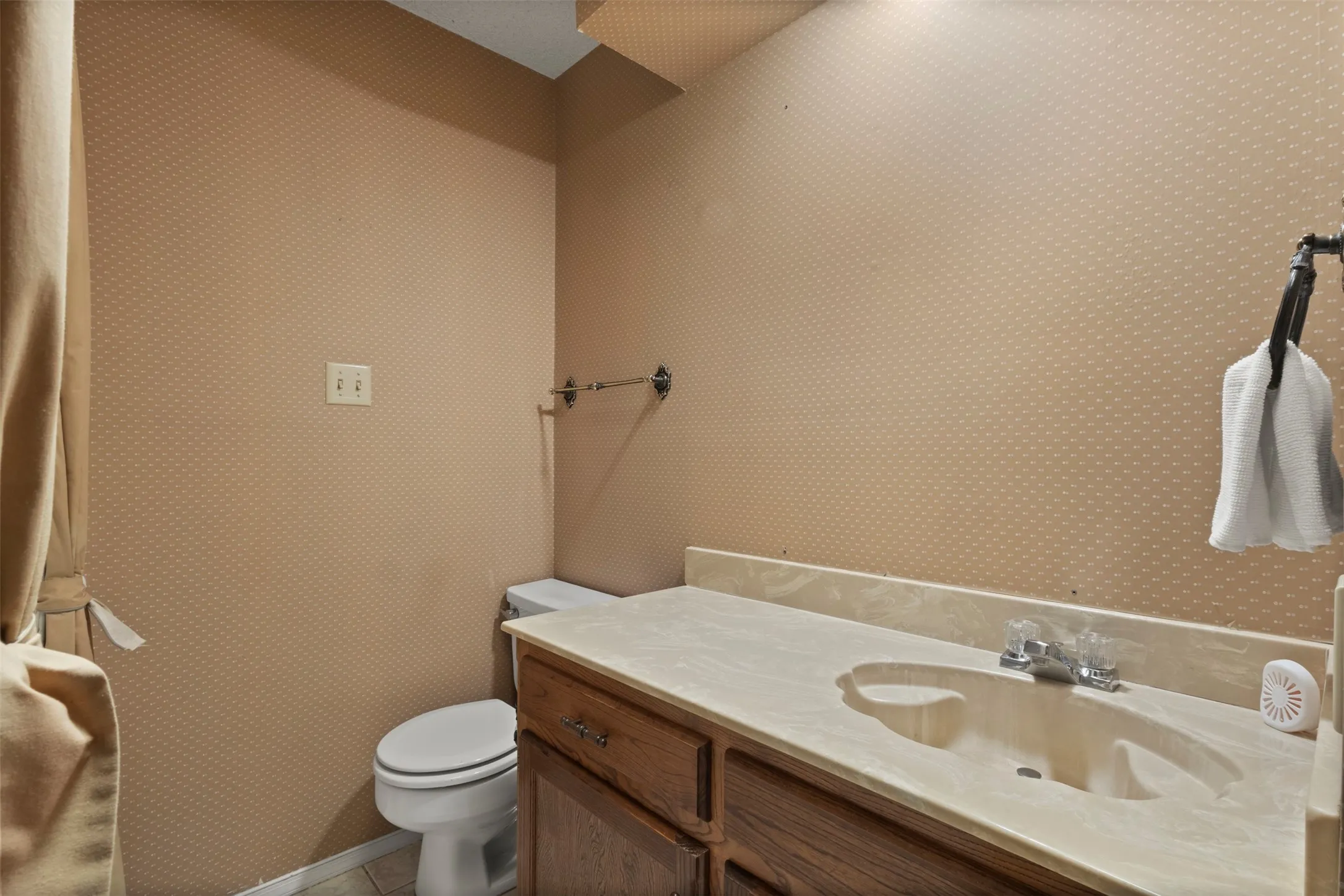 Single Family Residence For Sale in Tarrant County , 2108 Woodway Drive, Arlington, Texas 76017, 3 Bedroom, 2 Bathroom, 2 Garage spaces, 1,697 Sqft, built in 1981, mls#21401291, Real Estate Agent in Arlington, Homes For Sale in Tarrant county, Homes For Sale in Arlington, Realtor in Arlington Texas, Real Estate Brokerage Independent Realty Texas, Luminita Cordes Realtor