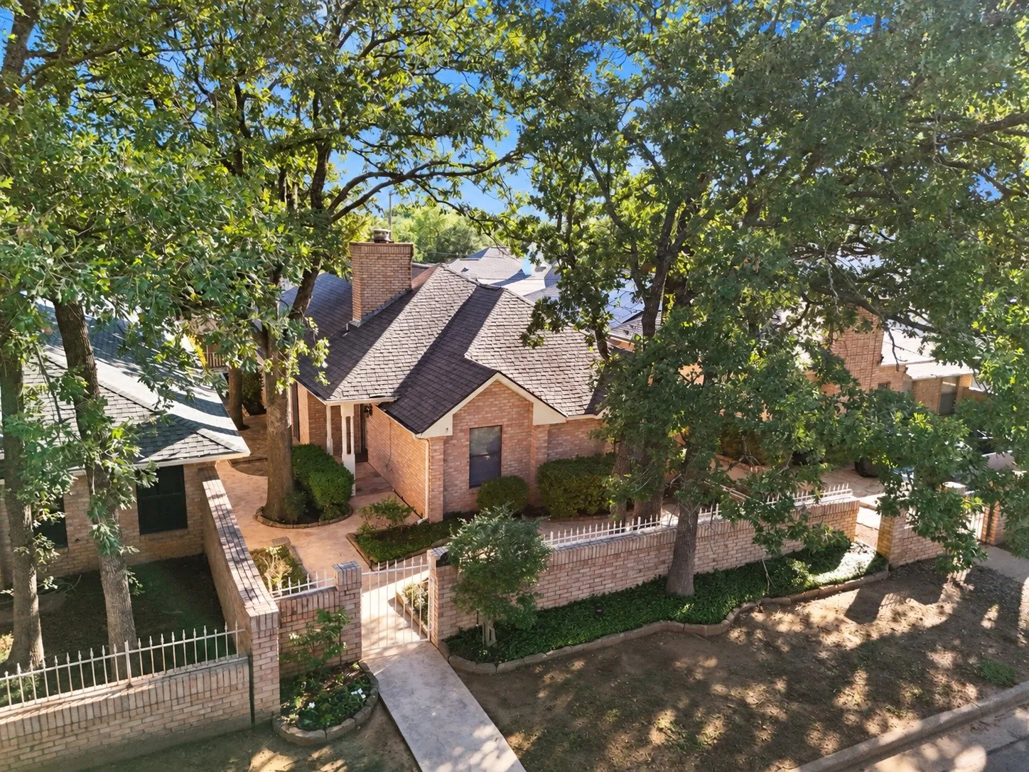 Single Family Residence For Sale in Tarrant County , 2108 Woodway Drive, Arlington, Texas 76017, 3 Bedroom, 2 Bathroom, 2 Garage spaces, 1,697 Sqft, built in 1981, mls#21401291, Real Estate Agent in Arlington, Homes For Sale in Tarrant county, Homes For Sale in Arlington, Realtor in Arlington Texas, Real Estate Brokerage Independent Realty Texas, Luminita Cordes Realtor