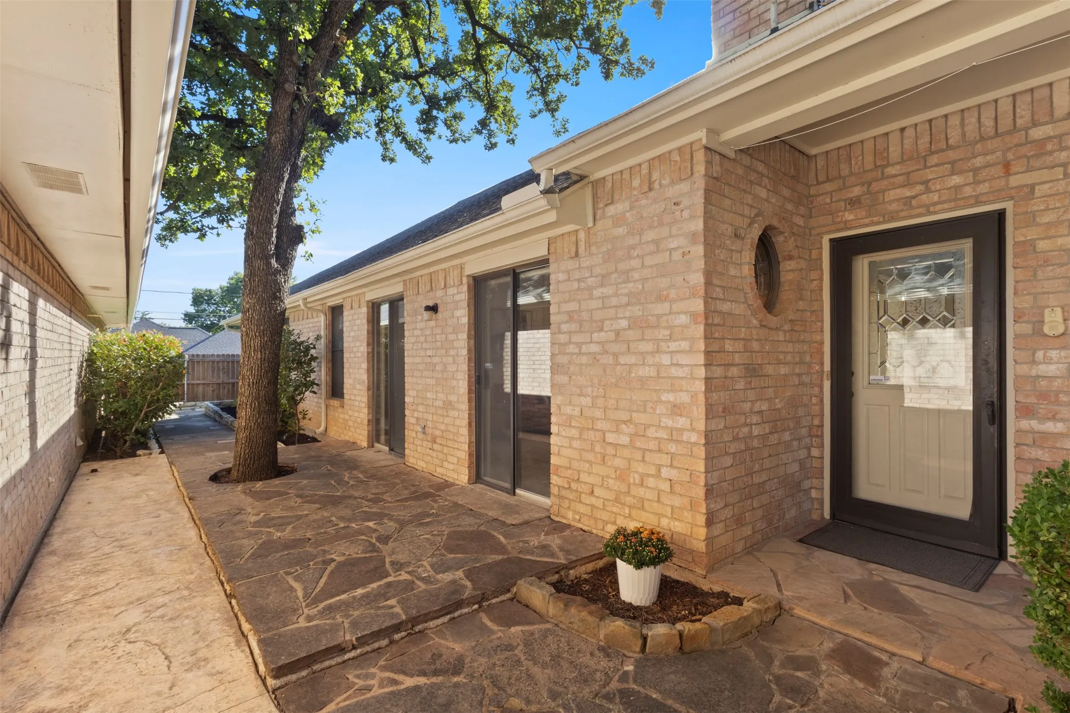 Single Family Residence For Sale in Tarrant County , 2108 Woodway Drive, Arlington, Texas 76017, 3 Bedroom, 2 Bathroom, 2 Garage spaces, 1,697 Sqft, built in 1981, mls#21401291, Real Estate Agent in Arlington, Homes For Sale in Tarrant county, Homes For Sale in Arlington, Realtor in Arlington Texas, Real Estate Brokerage Independent Realty Texas, Luminita Cordes Realtor