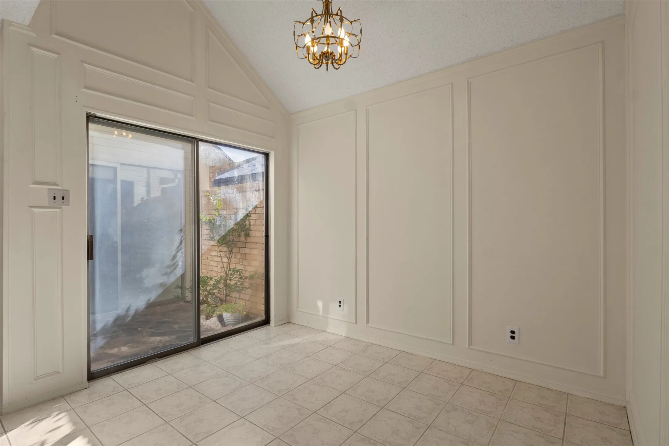 Single Family Residence For Sale in Tarrant County , 2108 Woodway Drive, Arlington, Texas 76017, 3 Bedroom, 2 Bathroom, 2 Garage spaces, 1,697 Sqft, built in 1981, mls#21401291, Real Estate Agent in Arlington, Homes For Sale in Tarrant county, Homes For Sale in Arlington, Realtor in Arlington Texas, Real Estate Brokerage Independent Realty Texas, Luminita Cordes Realtor