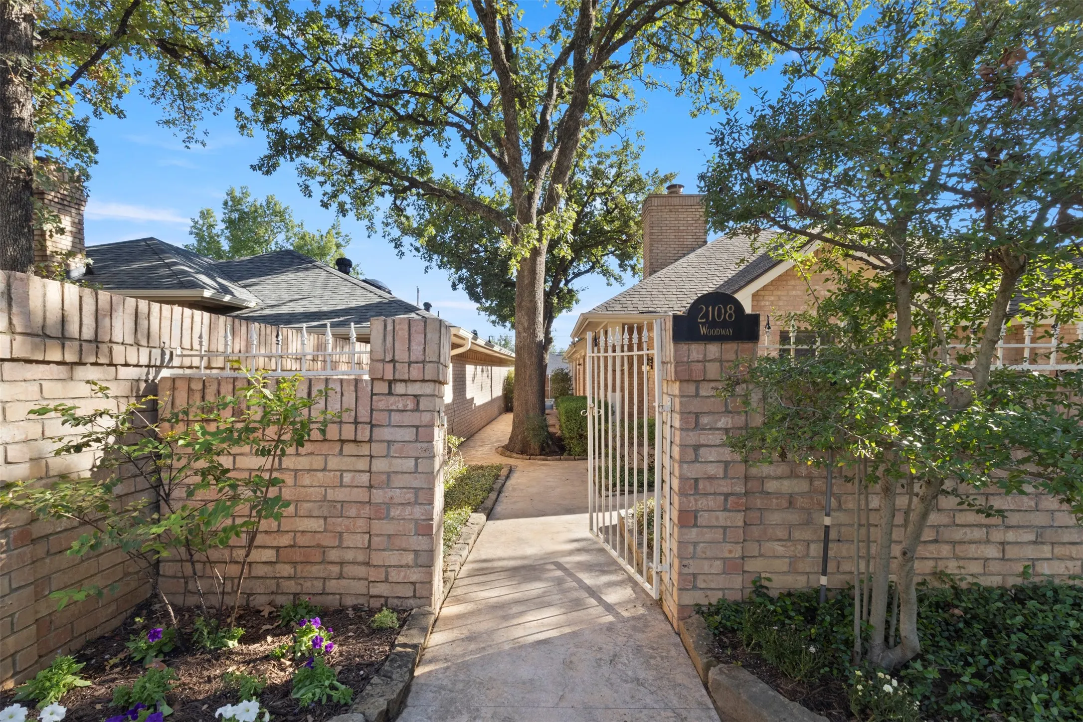 Single Family Residence For Sale in Tarrant County , 2108 Woodway Drive, Arlington, Texas 76017, 3 Bedroom, 2 Bathroom, 2 Garage spaces, 1,697 Sqft, built in 1981, mls#21401291, Real Estate Agent in Arlington, Homes For Sale in Tarrant county, Homes For Sale in Arlington, Realtor in Arlington Texas, Real Estate Brokerage Independent Realty Texas, Luminita Cordes Realtor