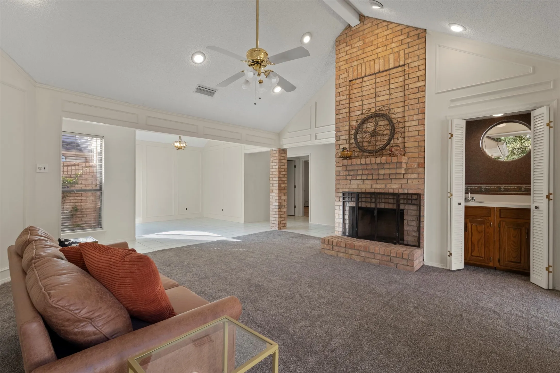 Single Family Residence For Sale in Tarrant County , 2108 Woodway Drive, Arlington, Texas 76017, 3 Bedroom, 2 Bathroom, 2 Garage spaces, 1,697 Sqft, built in 1981, mls#21401291, Real Estate Agent in Arlington, Homes For Sale in Tarrant county, Homes For Sale in Arlington, Realtor in Arlington Texas, Real Estate Brokerage Independent Realty Texas, Luminita Cordes Realtor