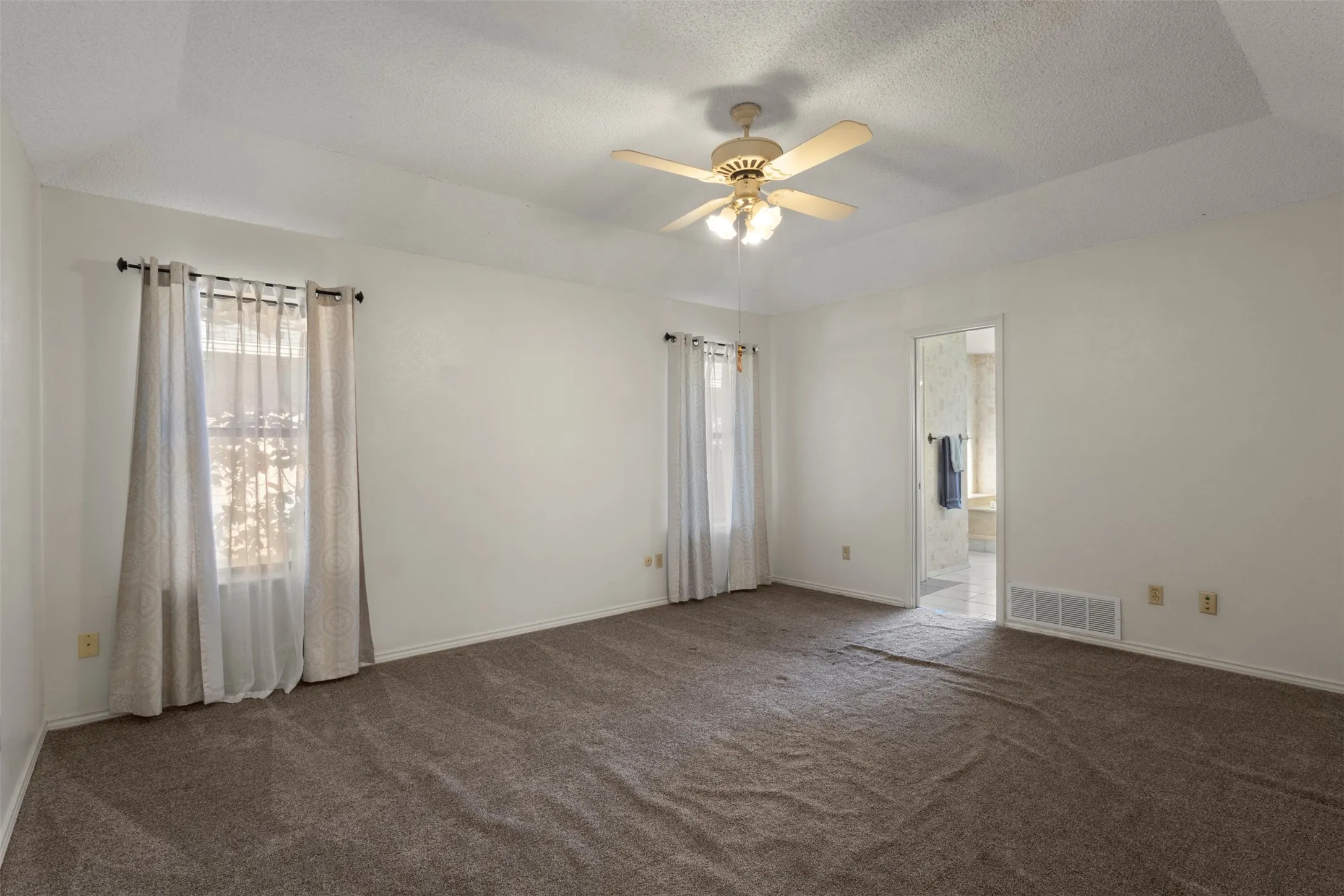 Single Family Residence For Sale in Tarrant County , 2108 Woodway Drive, Arlington, Texas 76017, 3 Bedroom, 2 Bathroom, 2 Garage spaces, 1,697 Sqft, built in 1981, mls#21401291, Real Estate Agent in Arlington, Homes For Sale in Tarrant county, Homes For Sale in Arlington, Realtor in Arlington Texas, Real Estate Brokerage Independent Realty Texas, Luminita Cordes Realtor