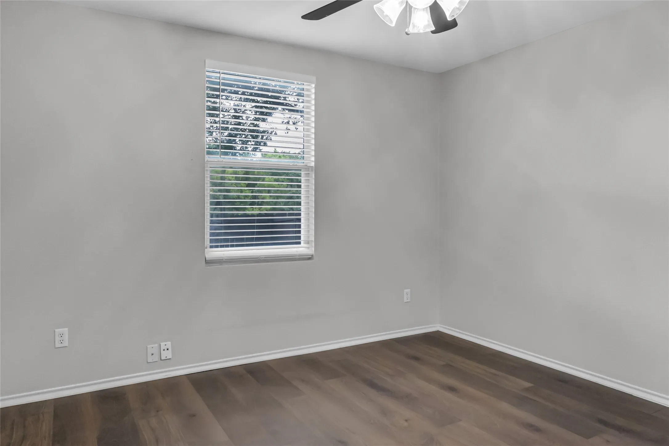 Recessed window with horizontal blinds