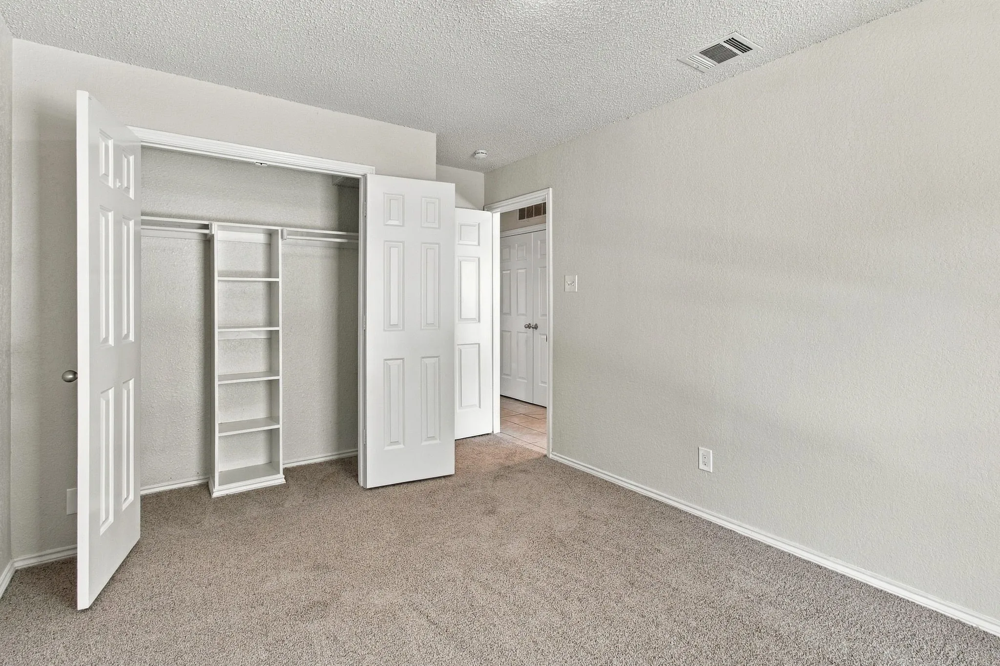 Recessed closet with integrated shelving and dual hanging rods