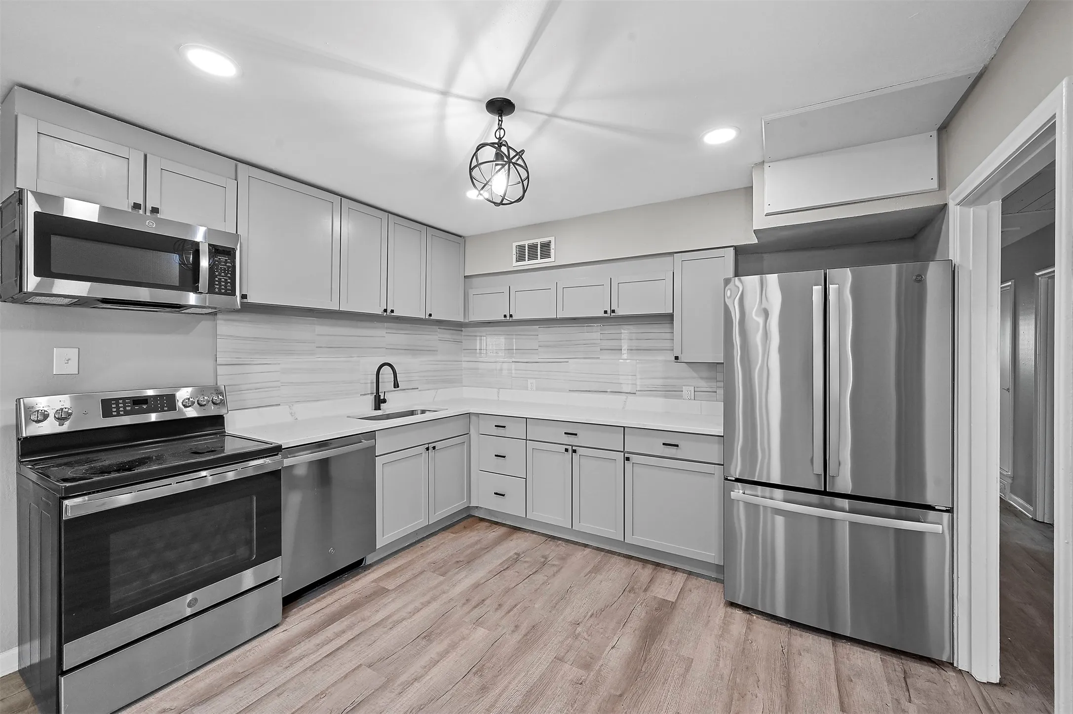 Single Family Residence For Rent in Dallas County , 3677 Rockdale Drive, Dallas, Texas 75220, 3 Bedroom, 3 Bathroom, Garage spaces, 1,510 Sqft, built in 1953, mls#21401513, Real Estate Agent in Dallas, Homes For Rent in Dallas county, Homes For Rent in Dallas, Realtor in Dallas Texas, Real Estate Brokerage Independent Realty Texas, Luminita Cordes Realtor
