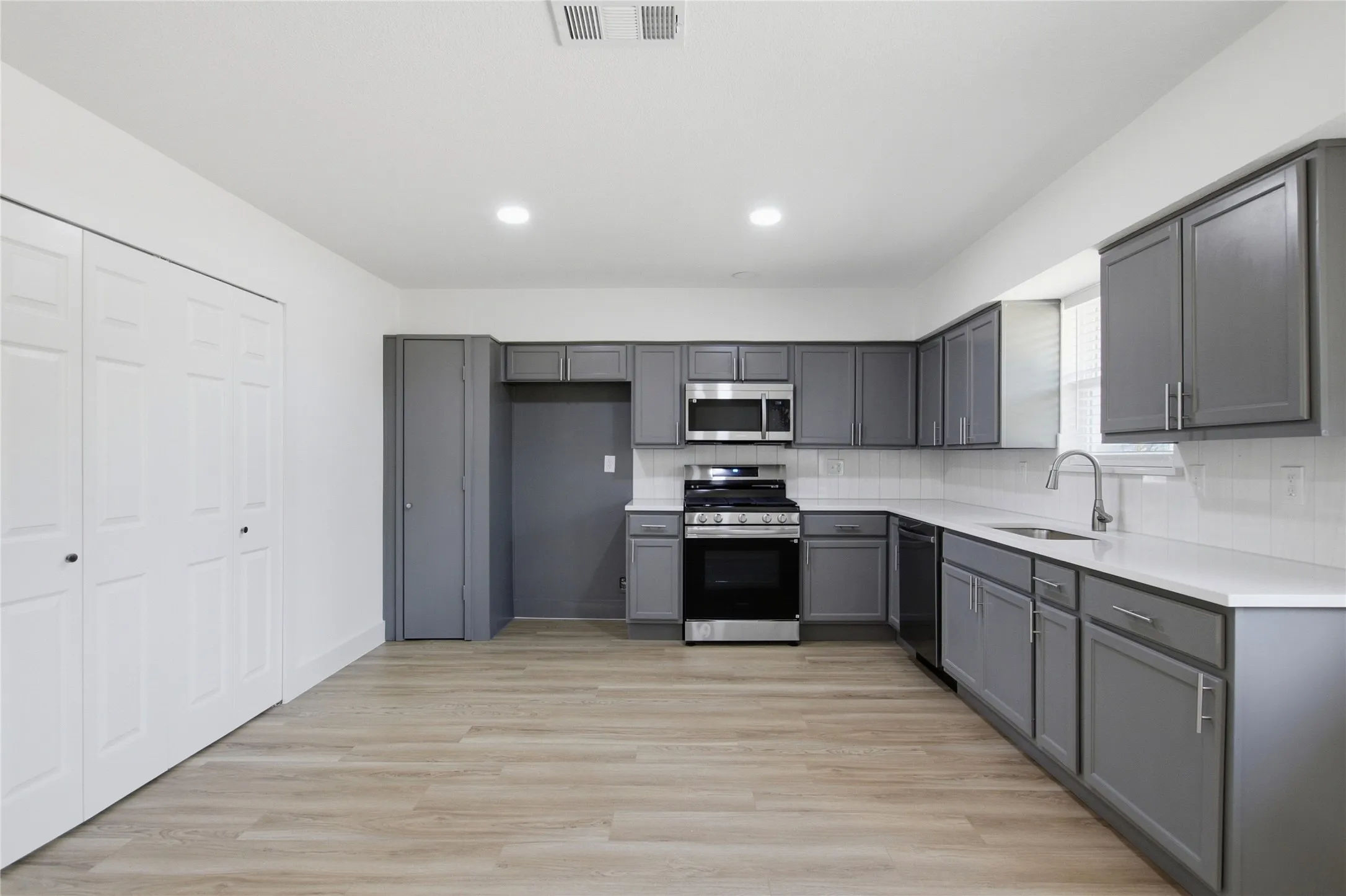 Single Family Residence For Sale in Dallas County , 2615 North Parkway, Mesquite, Texas 75149, 4 Bedroom, 2 Bathroom, Garage spaces, 1,301 Sqft, built in 1964, mls#21400544, Real Estate Agent in Mesquite, Homes For Sale in Dallas county, Homes For Sale in Mesquite, Realtor in Mesquite Texas, Real Estate Brokerage Independent Realty Texas, Luminita Cordes Realtor