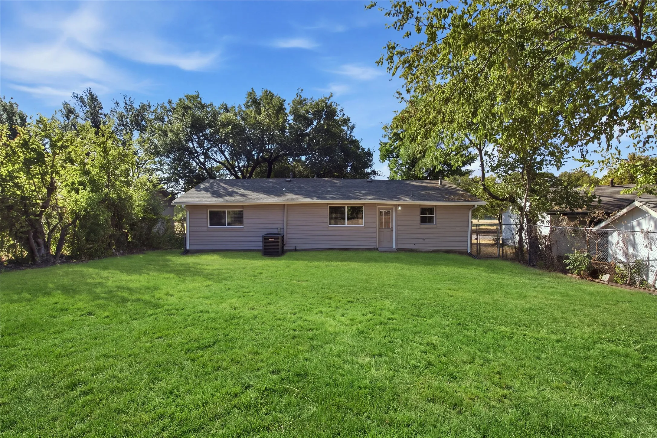 Single Family Residence For Sale in Dallas County , 2615 North Parkway, Mesquite, Texas 75149, 4 Bedroom, 2 Bathroom, Garage spaces, 1,301 Sqft, built in 1964, mls#21400544, Real Estate Agent in Mesquite, Homes For Sale in Dallas county, Homes For Sale in Mesquite, Realtor in Mesquite Texas, Real Estate Brokerage Independent Realty Texas, Luminita Cordes Realtor
