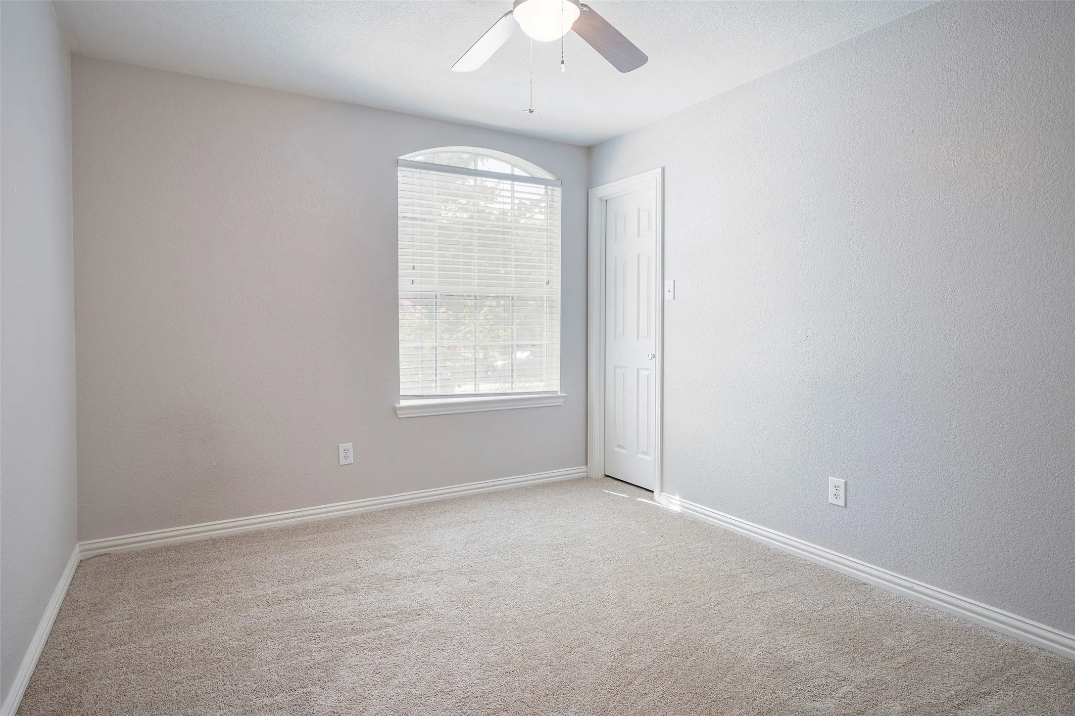 Single Family Residence For Rent in Denton County , 2728 Enchanted Eve Drive, Little Elm, Texas 75068, 4 Bedroom, 2 Bathroom, 2 Garage spaces, 1,980 Sqft, built in 2005, mls#21401502, Real Estate Agent in Little Elm, Homes For Rent in Denton county, Homes For Rent in Little Elm, Realtor in Little Elm Texas, Real Estate Brokerage Independent Realty Texas, Luminita Cordes Realtor