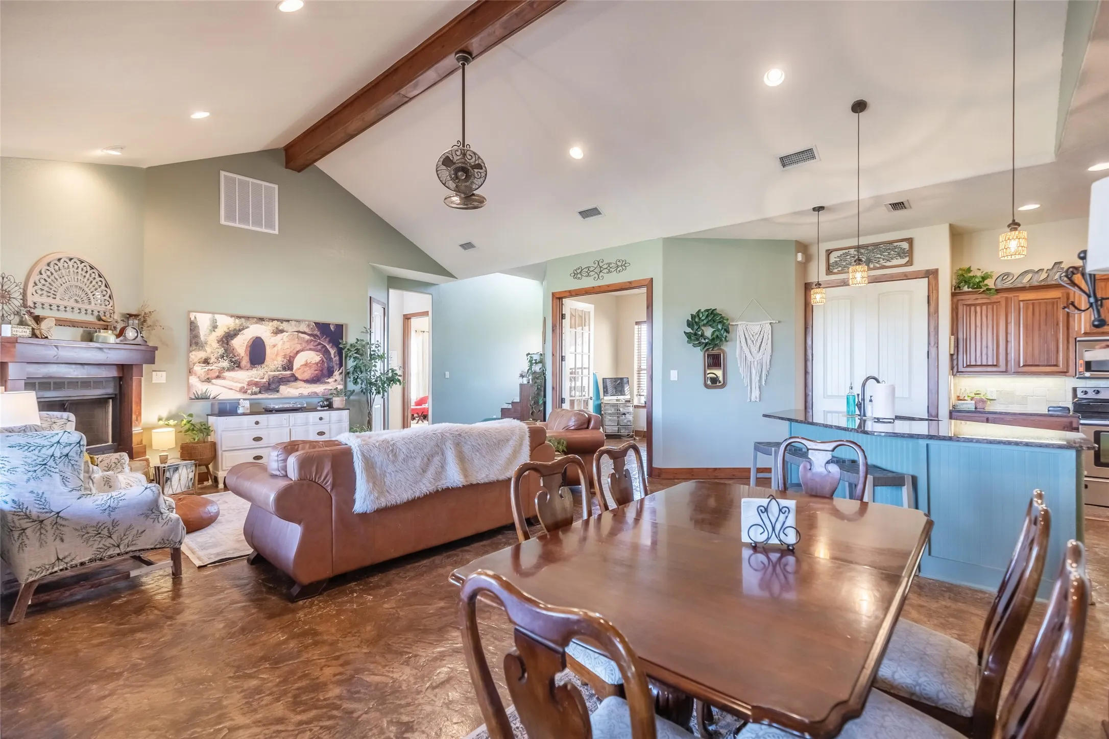 Single Family Residence For Sale in Taylor County , 7642 Spinks Road, Abilene, Texas 79603, 3 Bedroom, 2 Bathroom, 2 Garage spaces, 2,059 Sqft, built in 2008, mls#21401146, Real Estate Agent in Abilene, Homes For Sale in Taylor county, Homes For Sale in Abilene, Realtor in Abilene Texas, Real Estate Brokerage Independent Realty Texas, Luminita Cordes Realtor