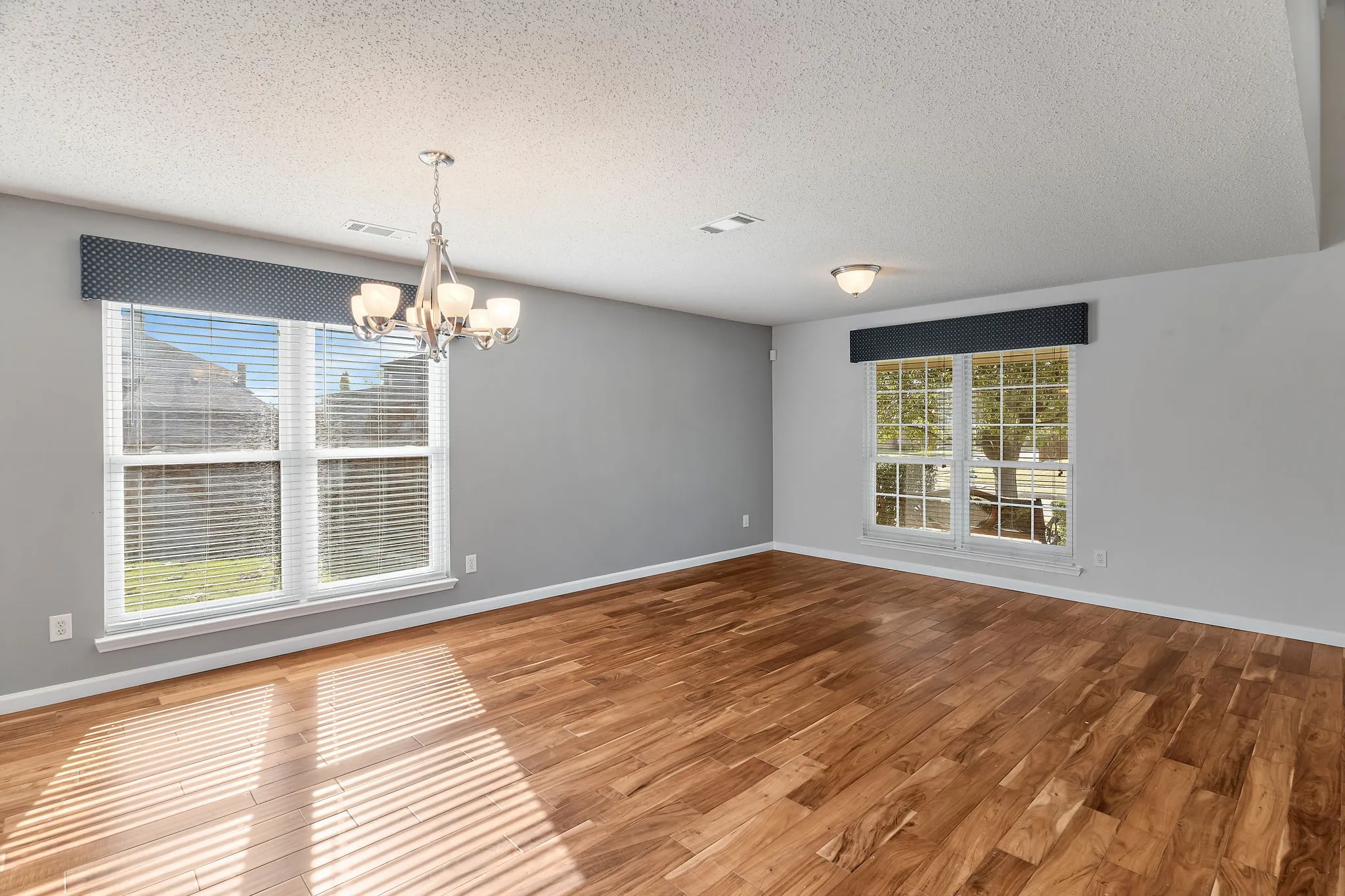 Single Family Residence For Rent in Collin County , 1000 Desperado Drive, Murphy, Texas 75094, 3 Bedroom, 3 Bathroom, 2 Garage spaces, 2,674 Sqft, built in 2001, mls#21400417, Real Estate Agent in Murphy, Homes For Rent in Collin county, Homes For Rent in Murphy, Realtor in Murphy Texas, Real Estate Brokerage Independent Realty Texas, Luminita Cordes Realtor