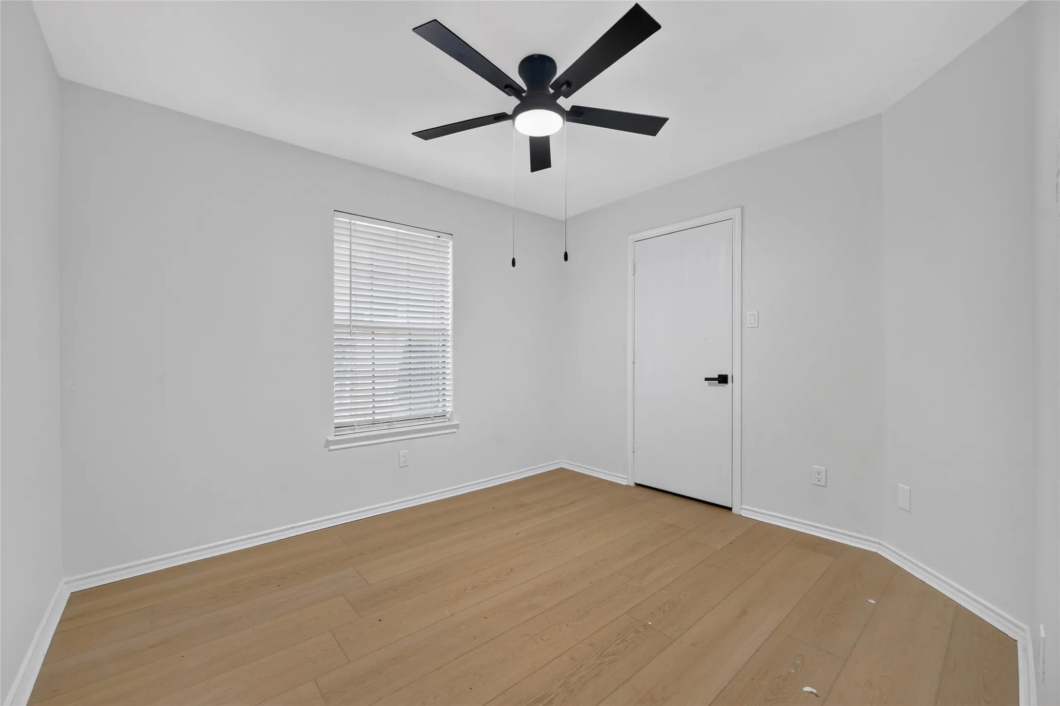 Single Family Residence For Sale in Denton County , 738 Harbour Town Drive, Lake Dallas, Texas 75065, 3 Bedroom, 2 Bathroom, 2 Garage spaces, 1,487 Sqft, built in 2005, mls#21401517, Real Estate Agent in Lake Dallas, Homes For Sale in Denton county, Homes For Sale in Lake Dallas, Realtor in Lake Dallas Texas, Real Estate Brokerage Independent Realty Texas, Luminita Cordes Realtor