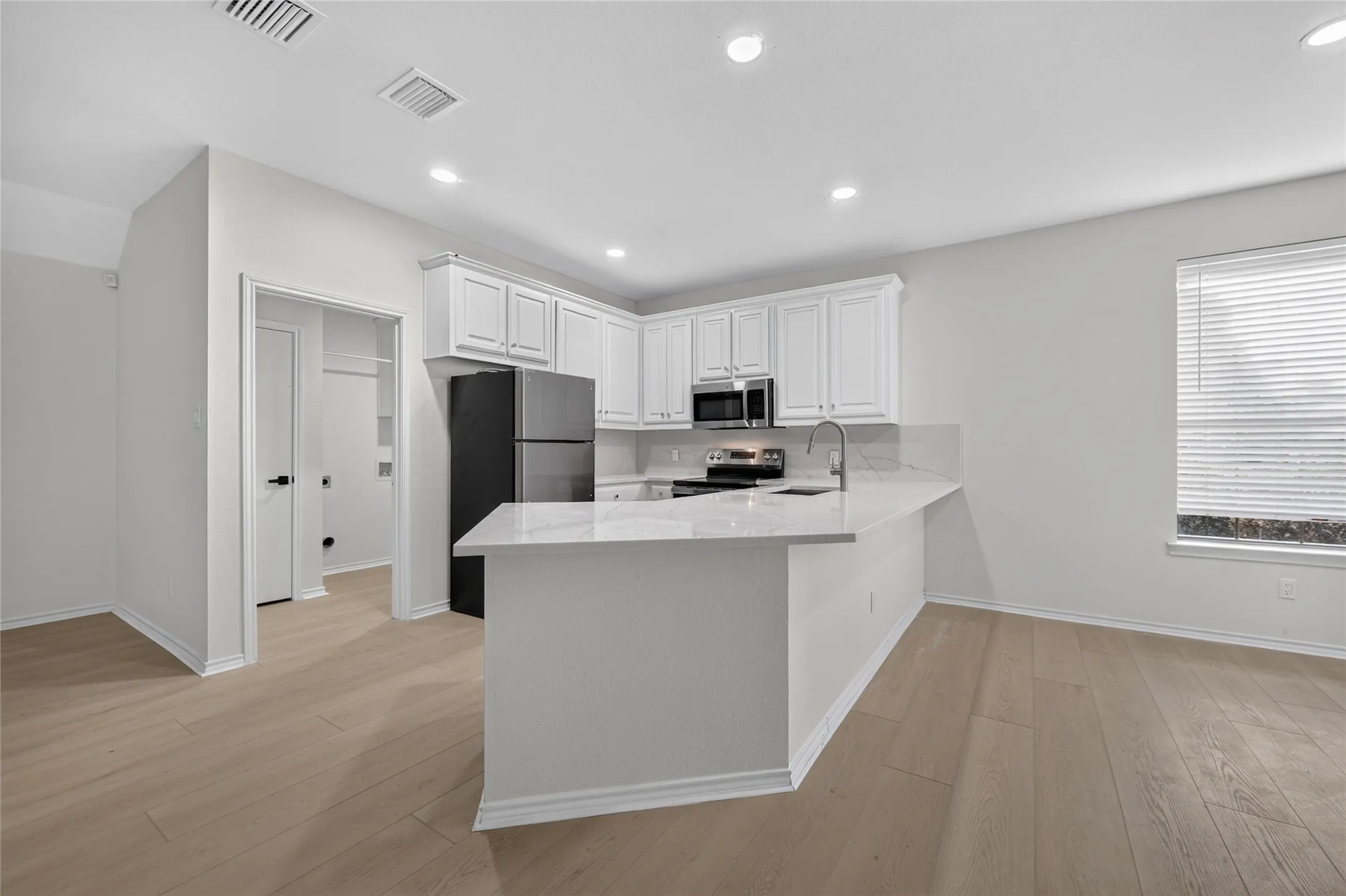 Single Family Residence For Sale in Denton County , 738 Harbour Town Drive, Lake Dallas, Texas 75065, 3 Bedroom, 2 Bathroom, 2 Garage spaces, 1,487 Sqft, built in 2005, mls#21401517, Real Estate Agent in Lake Dallas, Homes For Sale in Denton county, Homes For Sale in Lake Dallas, Realtor in Lake Dallas Texas, Real Estate Brokerage Independent Realty Texas, Luminita Cordes Realtor