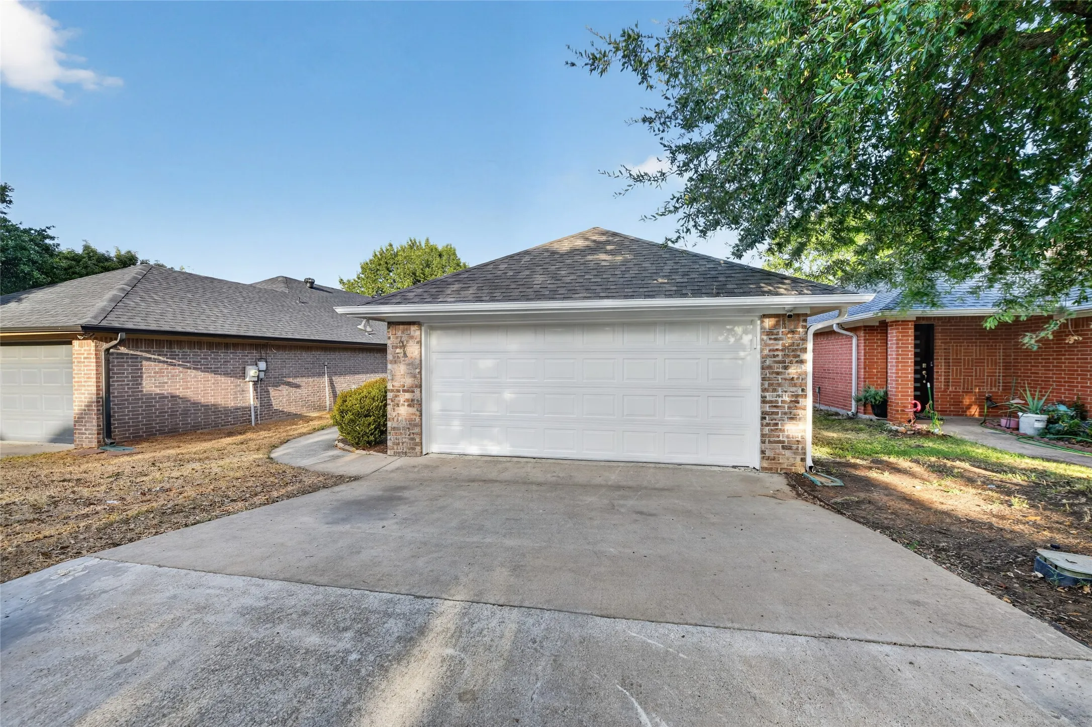 Single Family Residence For Sale in Denton County , 738 Harbour Town Drive, Lake Dallas, Texas 75065, 3 Bedroom, 2 Bathroom, 2 Garage spaces, 1,487 Sqft, built in 2005, mls#21401517, Real Estate Agent in Lake Dallas, Homes For Sale in Denton county, Homes For Sale in Lake Dallas, Realtor in Lake Dallas Texas, Real Estate Brokerage Independent Realty Texas, Luminita Cordes Realtor